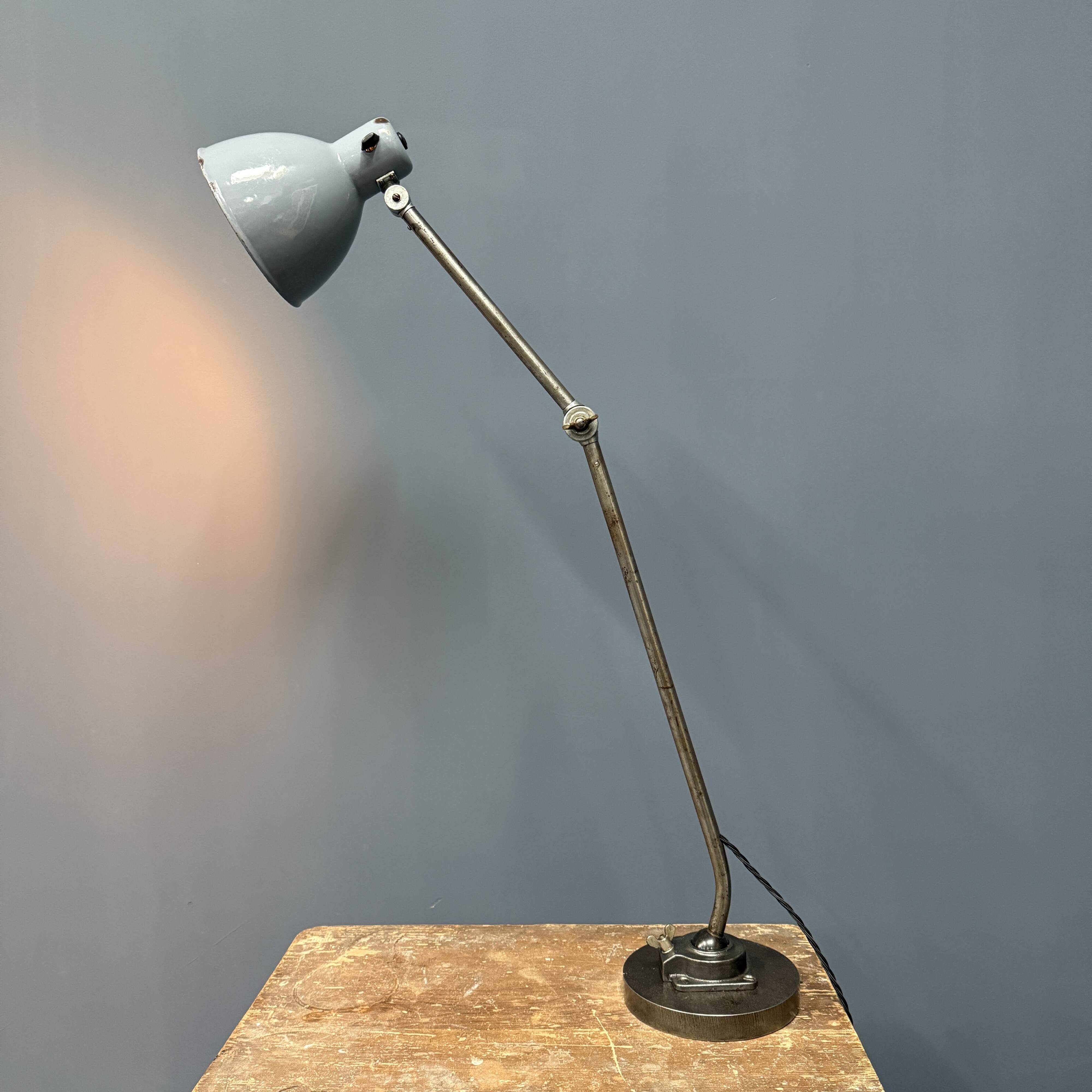Grande lampe de table d'atelier Kandem modèle 566