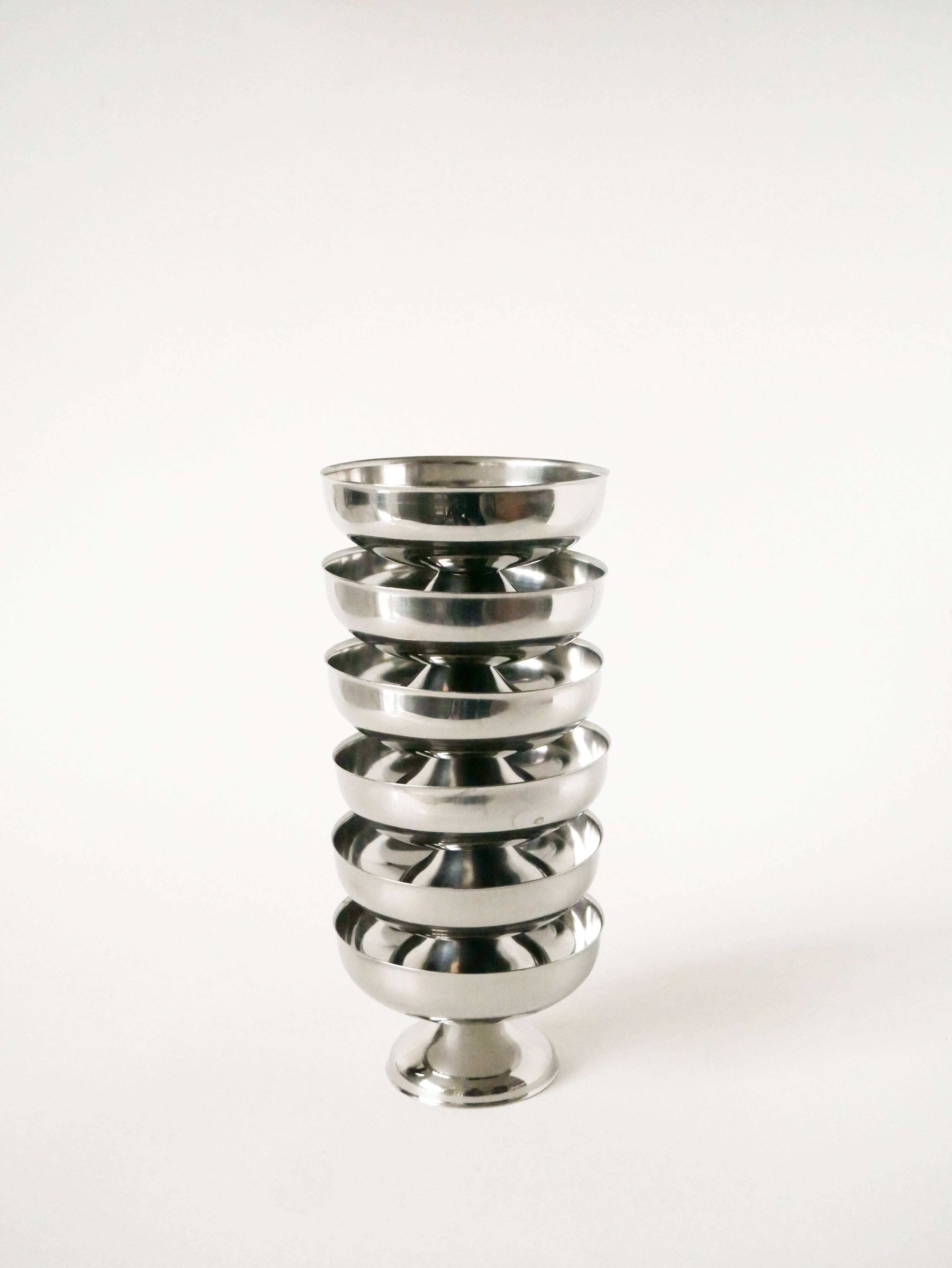Set of 6 stainless steel bowls with low, wide feet, Design, 1970 - 10.5 X 6 cm