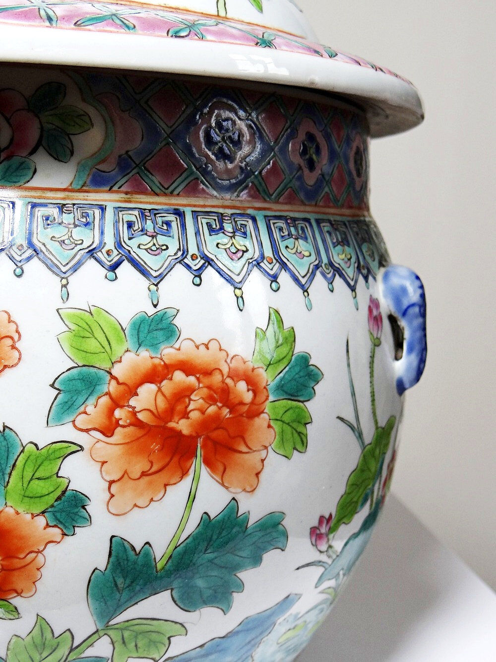 Large covered vase in Chinese porcelain, floral famille rose decoration.