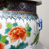 Large covered vase in Chinese porcelain, floral famille rose decoration.