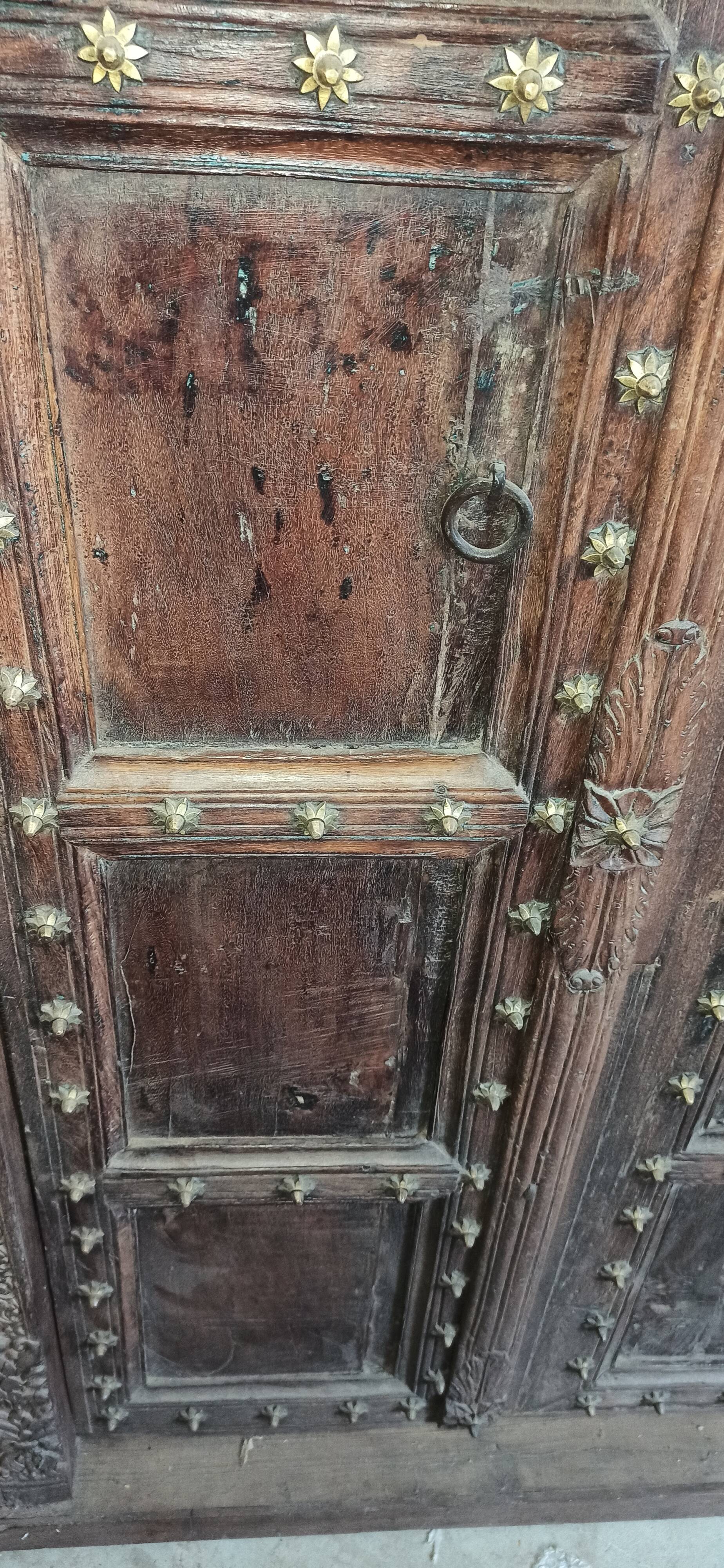 Porte ancienne avec décorations en laiton
