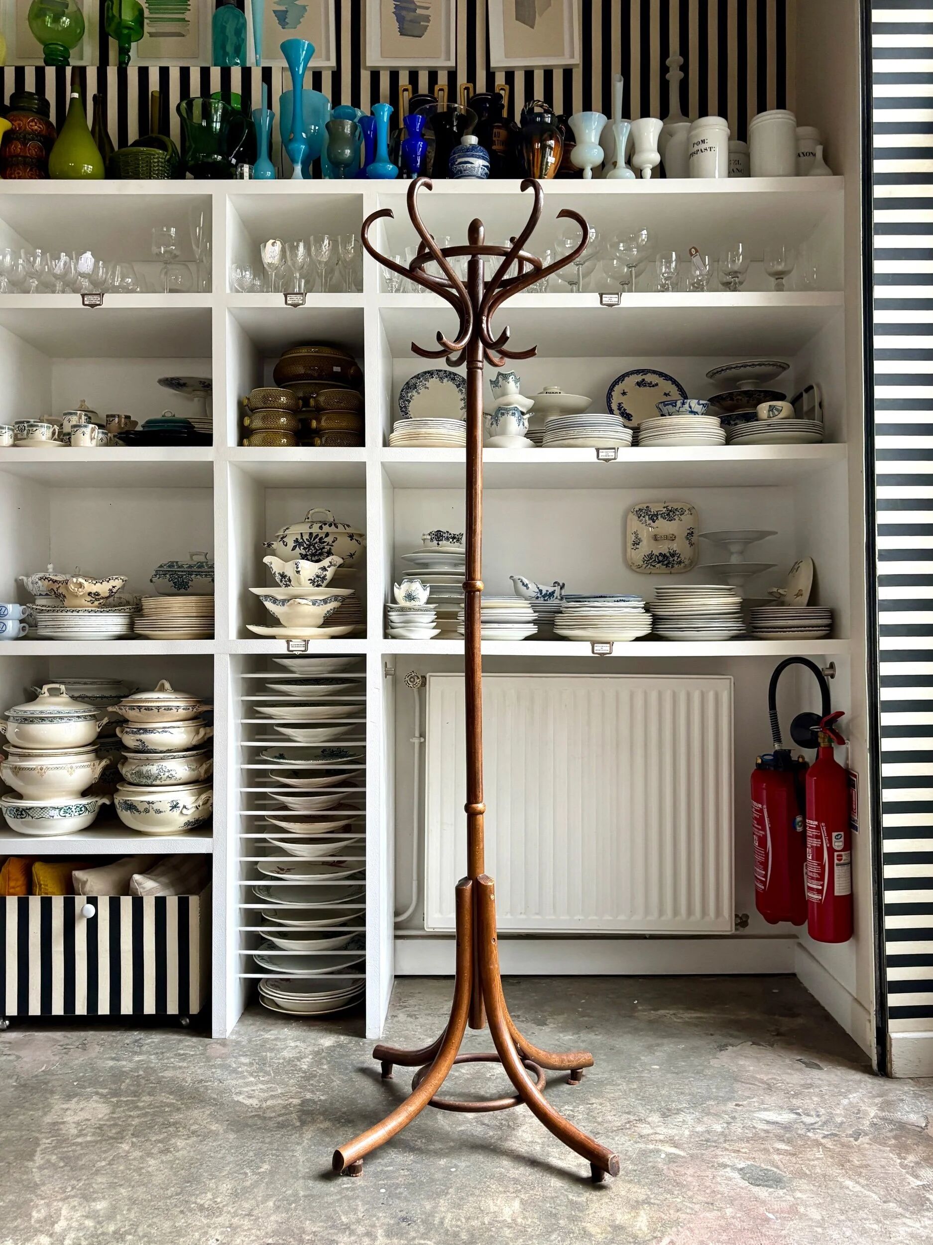 Dark curved beech coat rack with 6 hooks