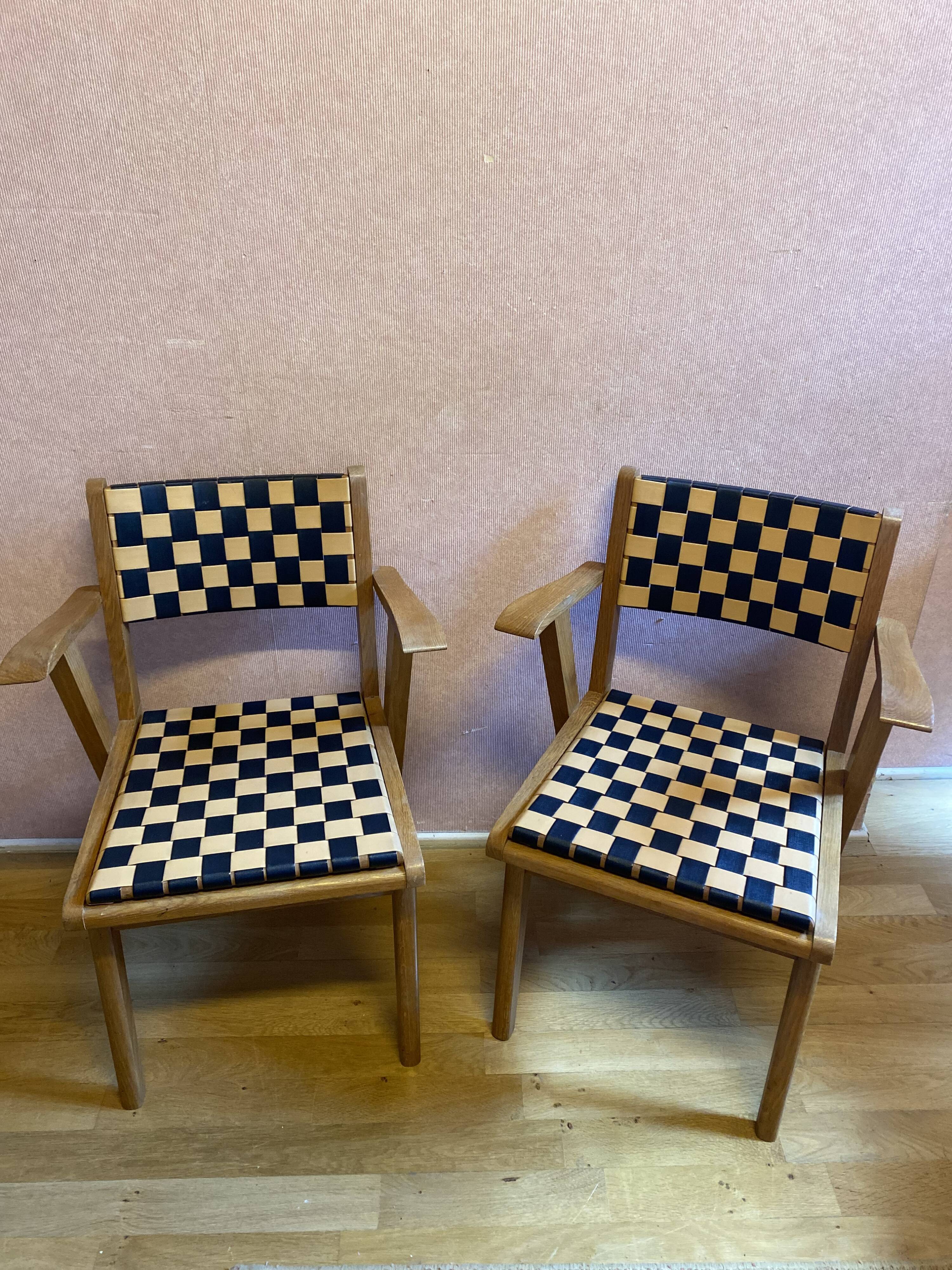 Paire de chaises des années 50 en chêne dorées.
