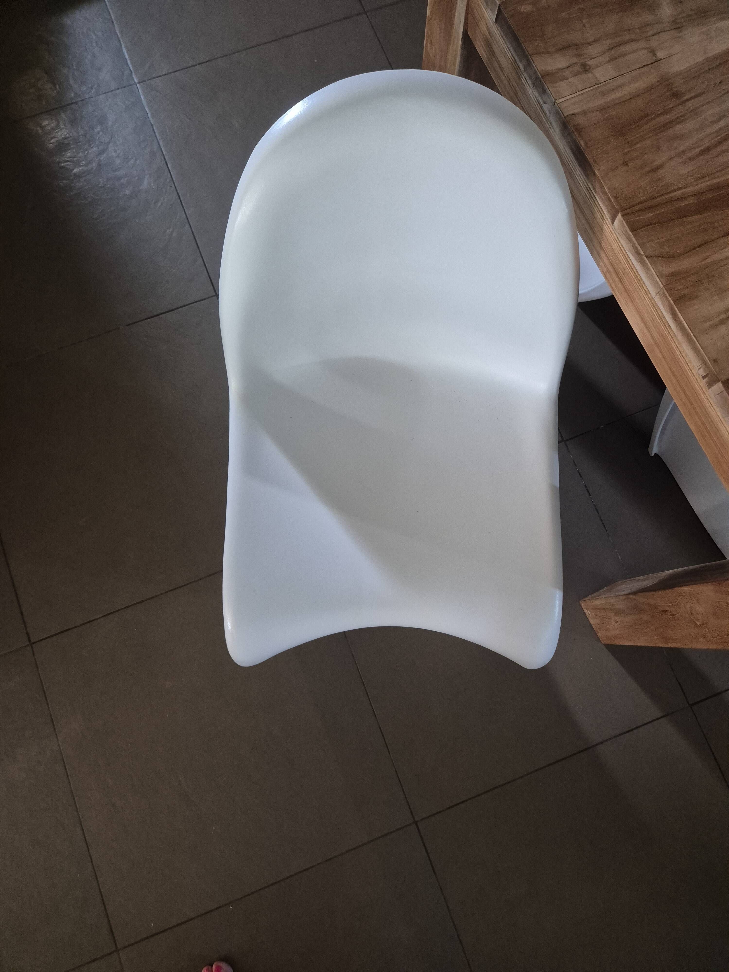 10 white chairs in the style of Verner Panton