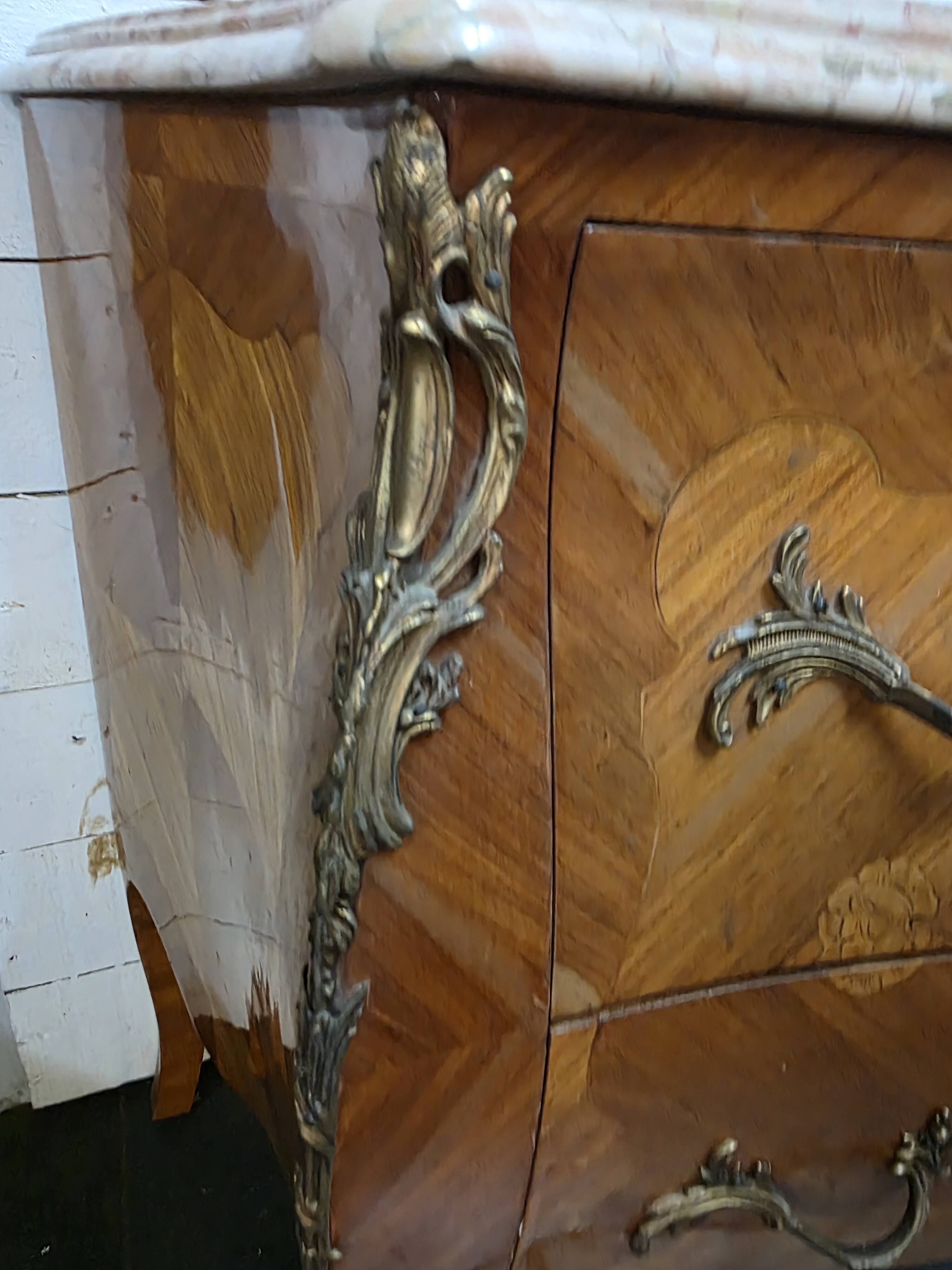 Louis XV style curved chest of drawers in marquetry
