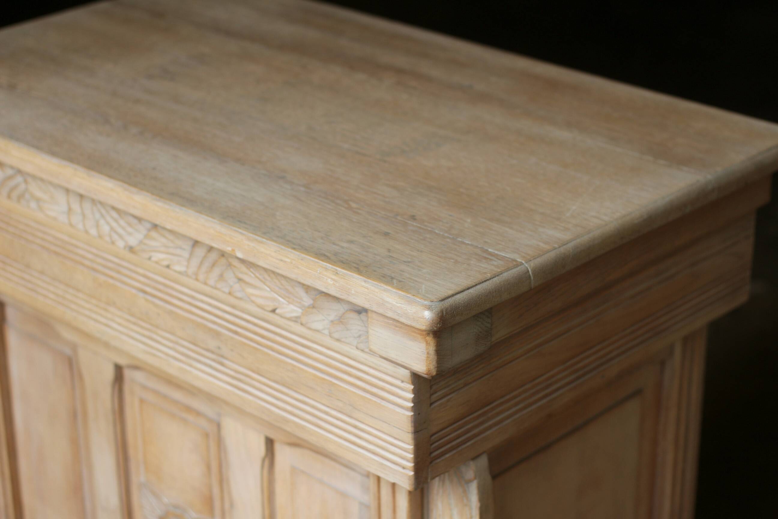 Beautiful shop counter in solid oak, Art Deco style. Very good condition.