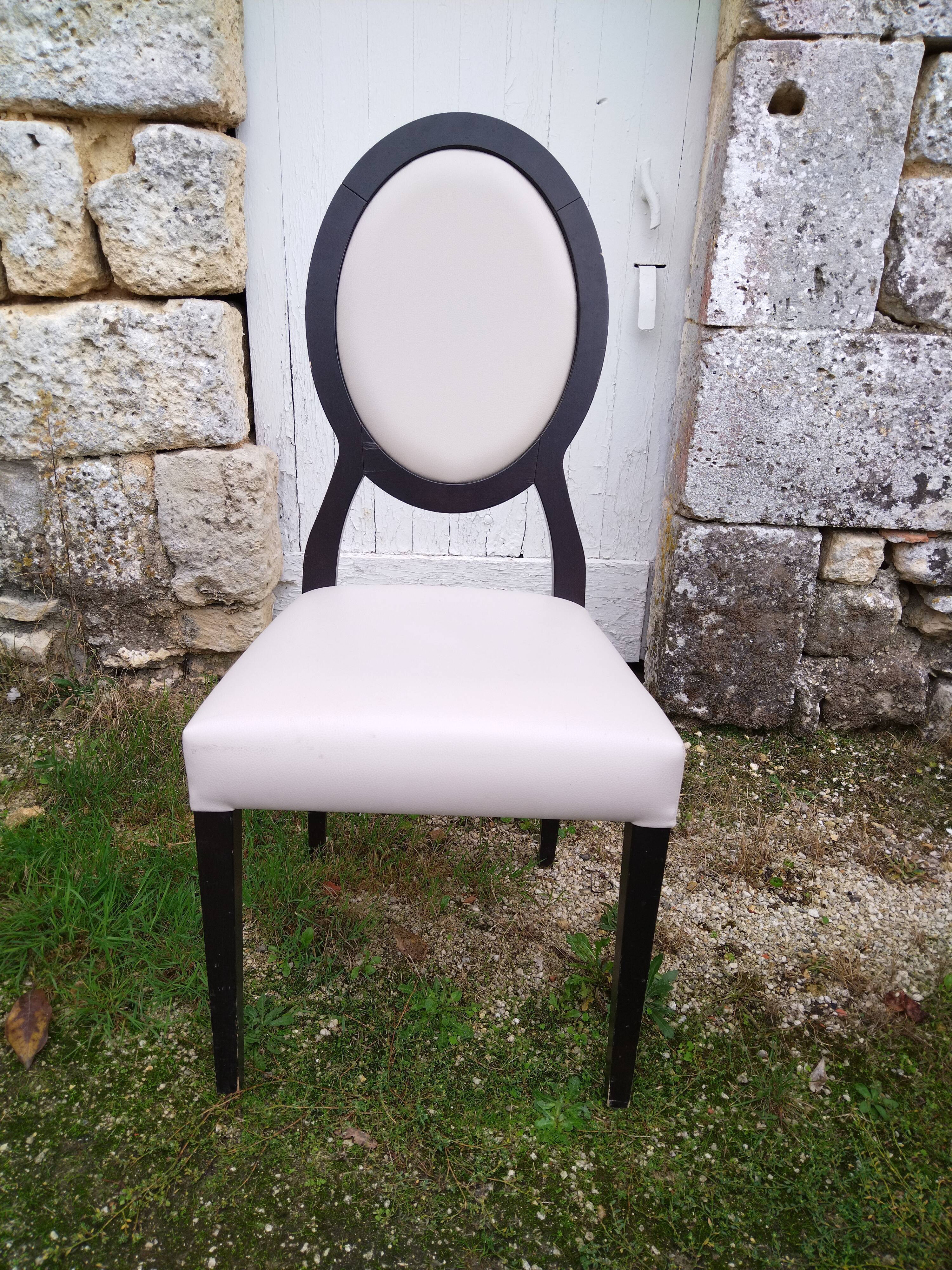 Set armchairs and chairs medallion design