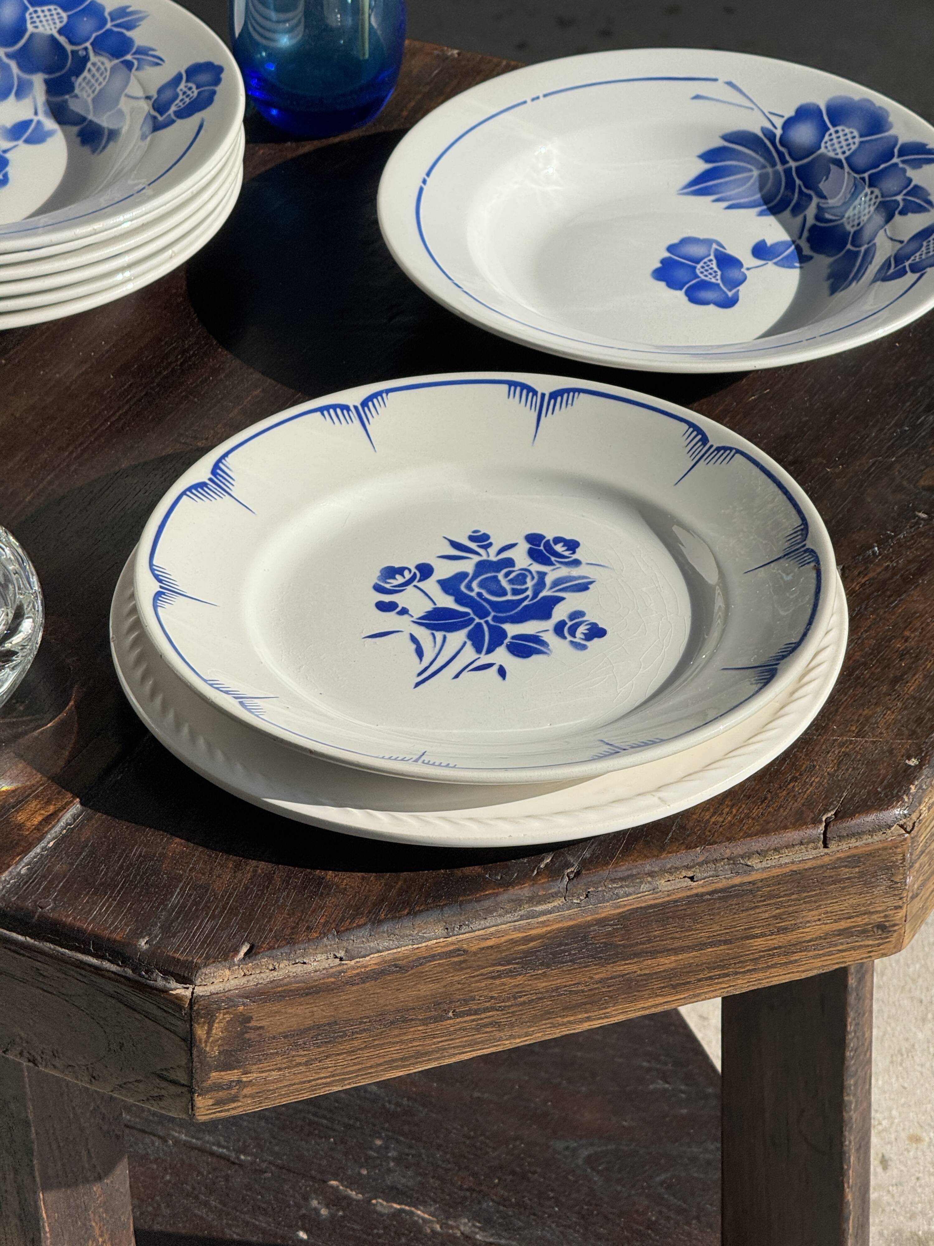 Decorative plate with blue flower pattern D25