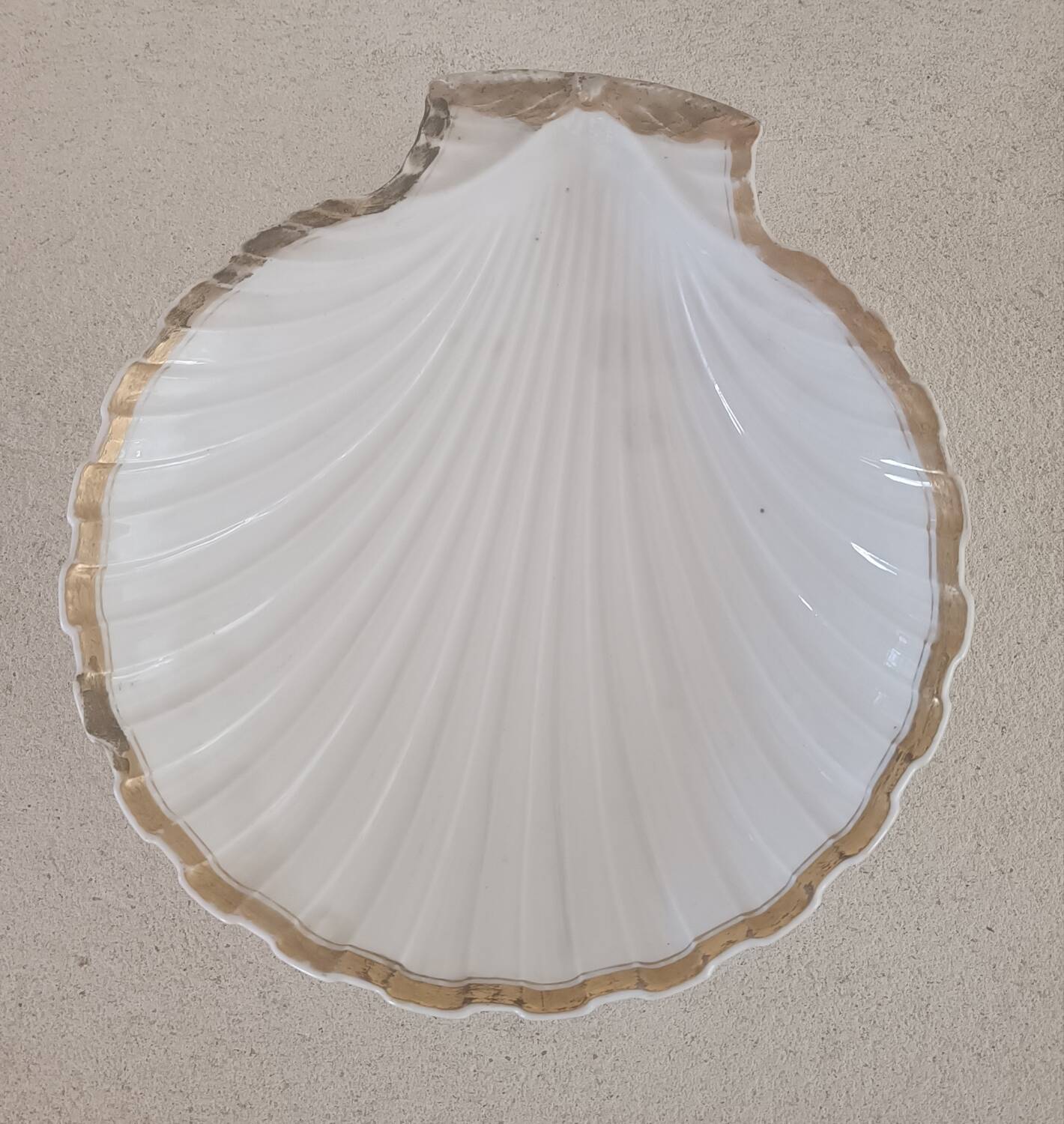 Shell-shaped bowl in Paris porcelain