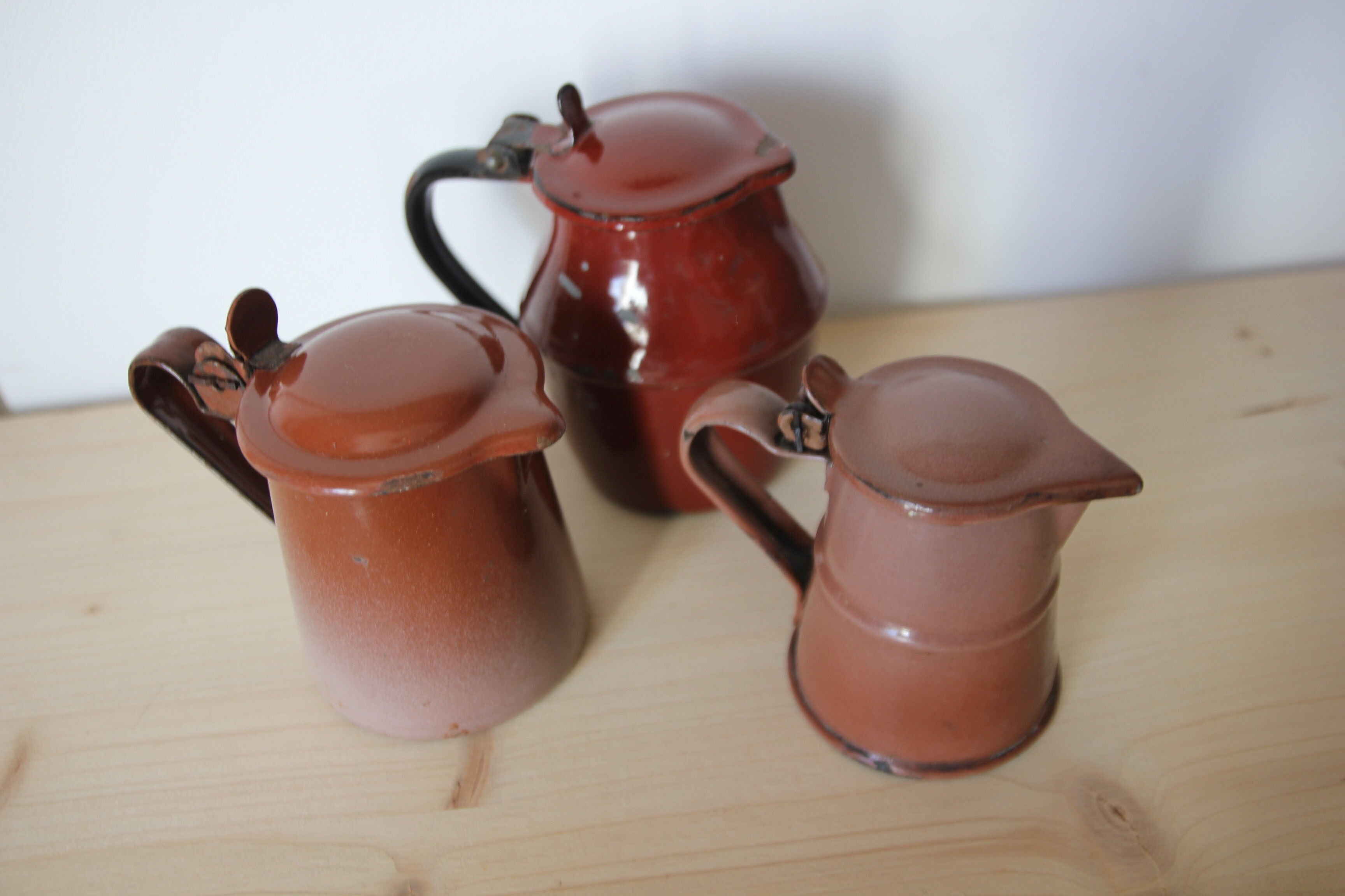 Trio de pots à lait émaillés