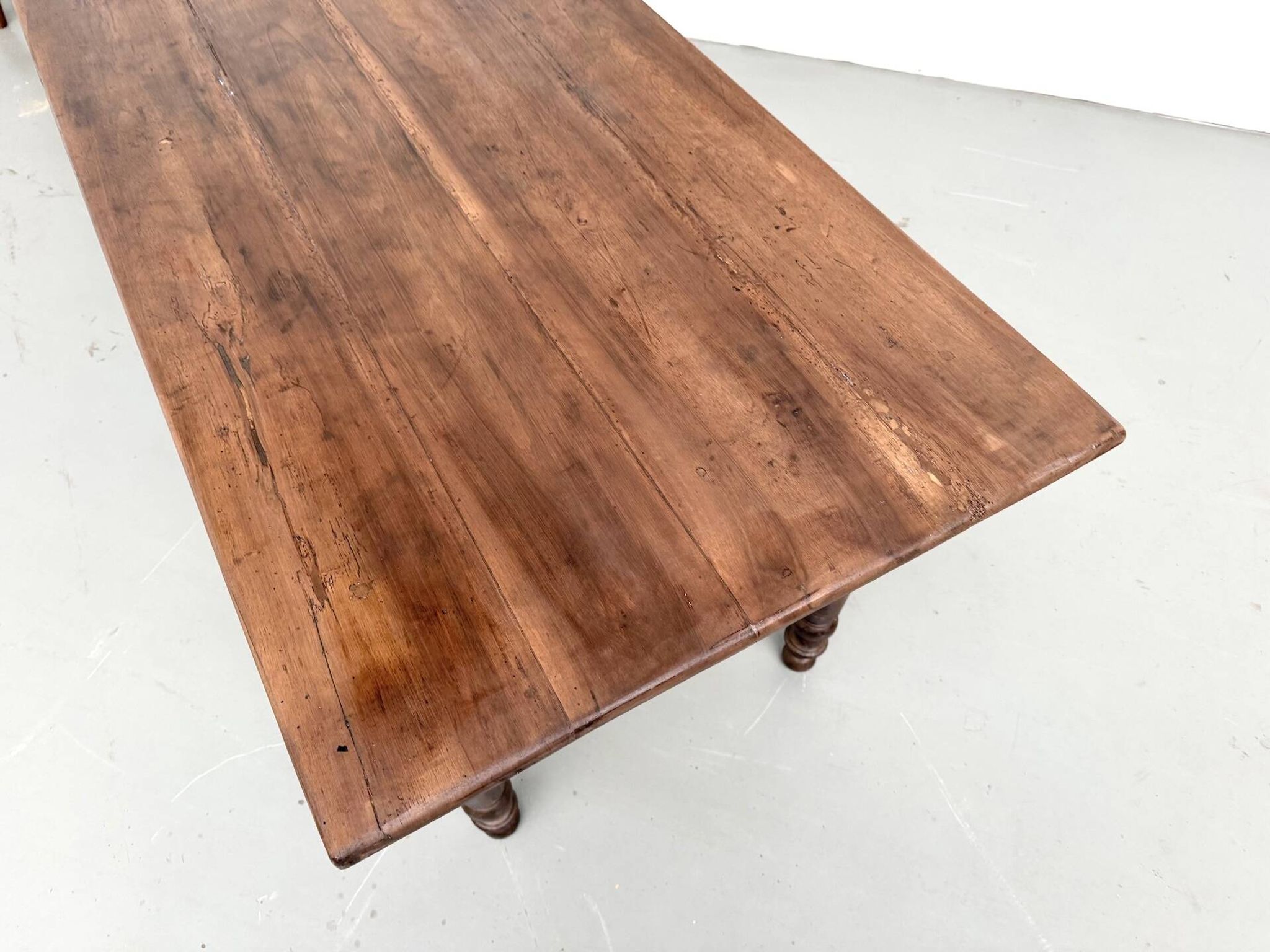 Table de ferme en noyer massif, pieds tournés, 1920