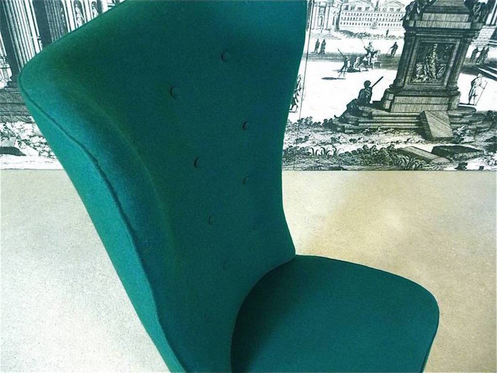 Chaise à dossier haut en forme de pantoufle italienne attribuée à Paolo Buffa, années 1950.