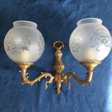 Wall lamp in brass and frosted glass