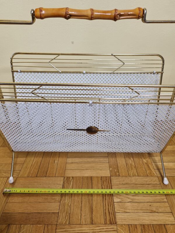 Porte-revue vintage ''Cavalier'' en métal perforé blanc et rotin