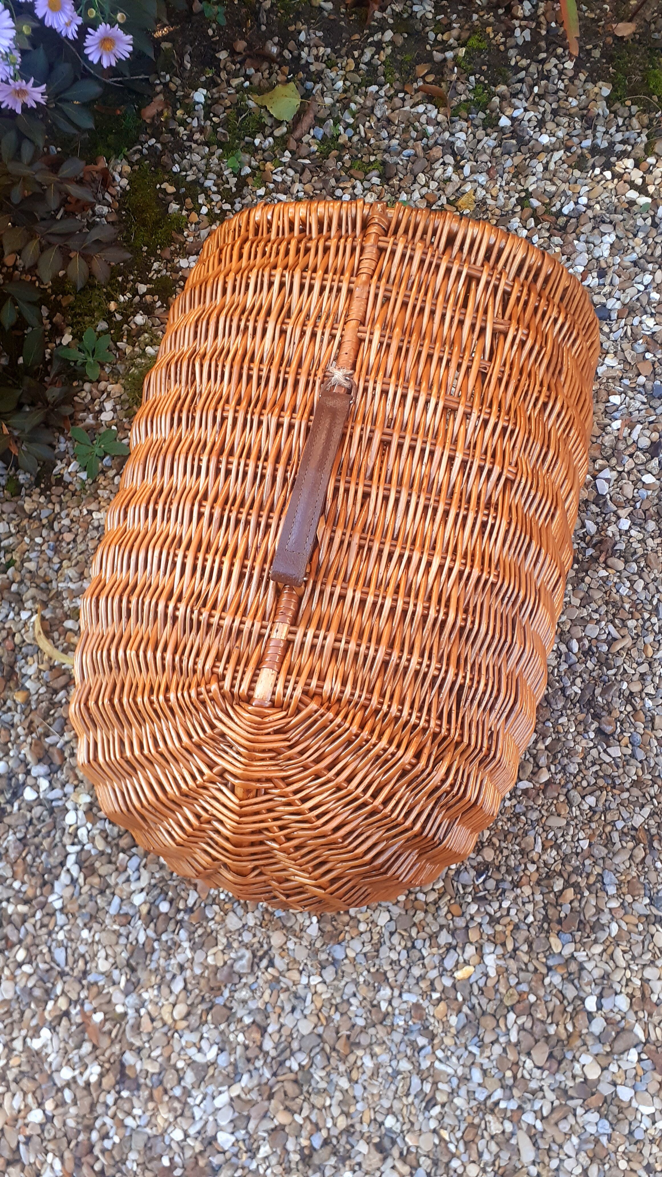 Vintage dog house year 50 in rattan
