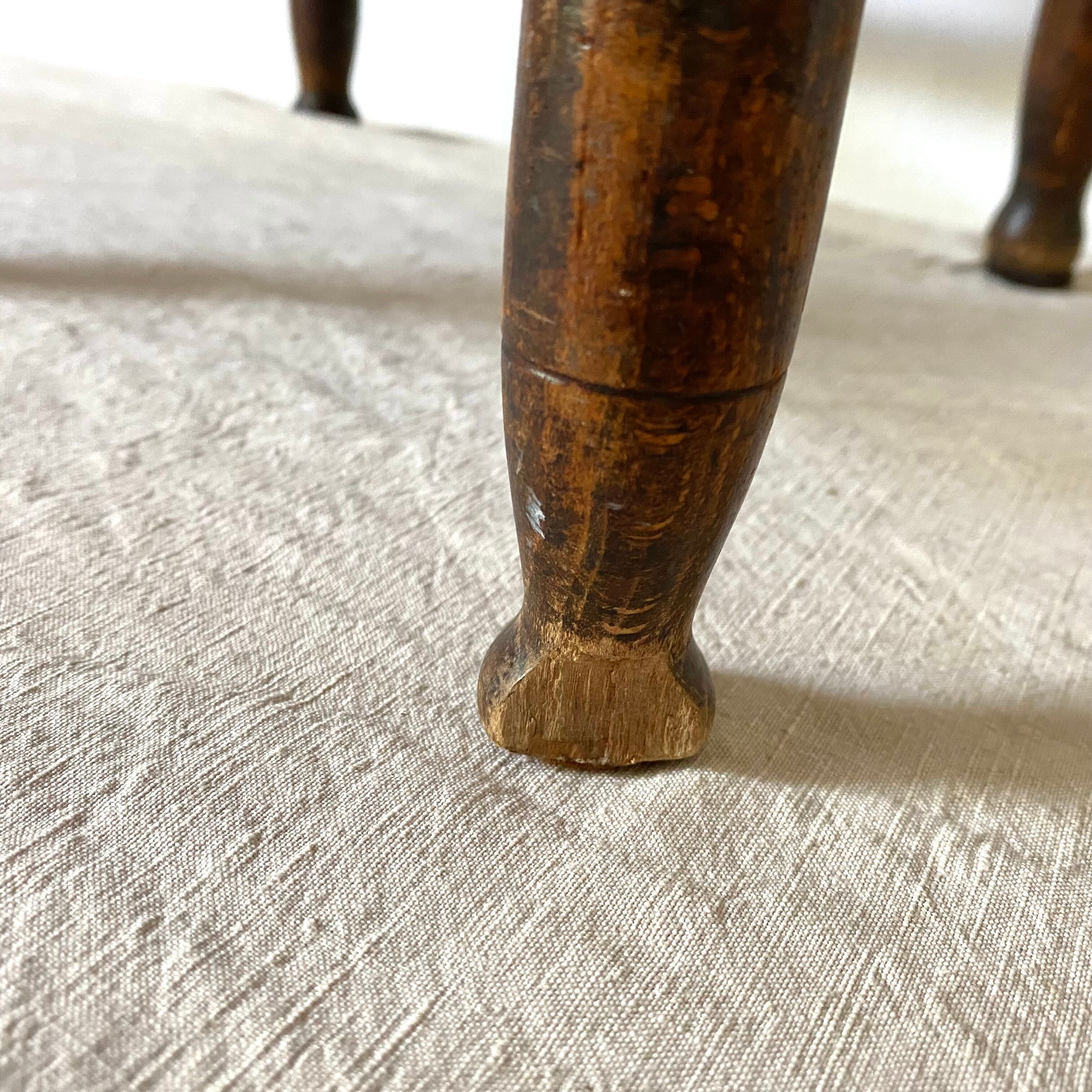 Chaise d'angle en bois tourné et paille pour enfant