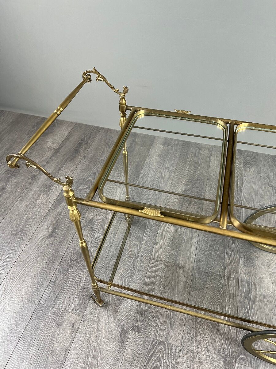 Rolling table cart in gilded brass with two glass shelves, 20th century.