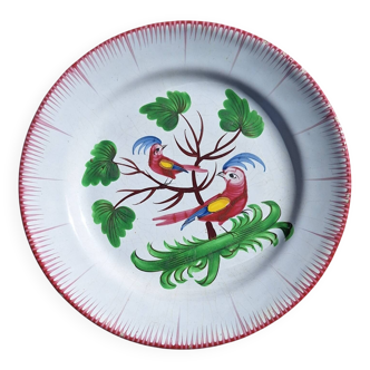 Assiette en faïence à décor de perroquets