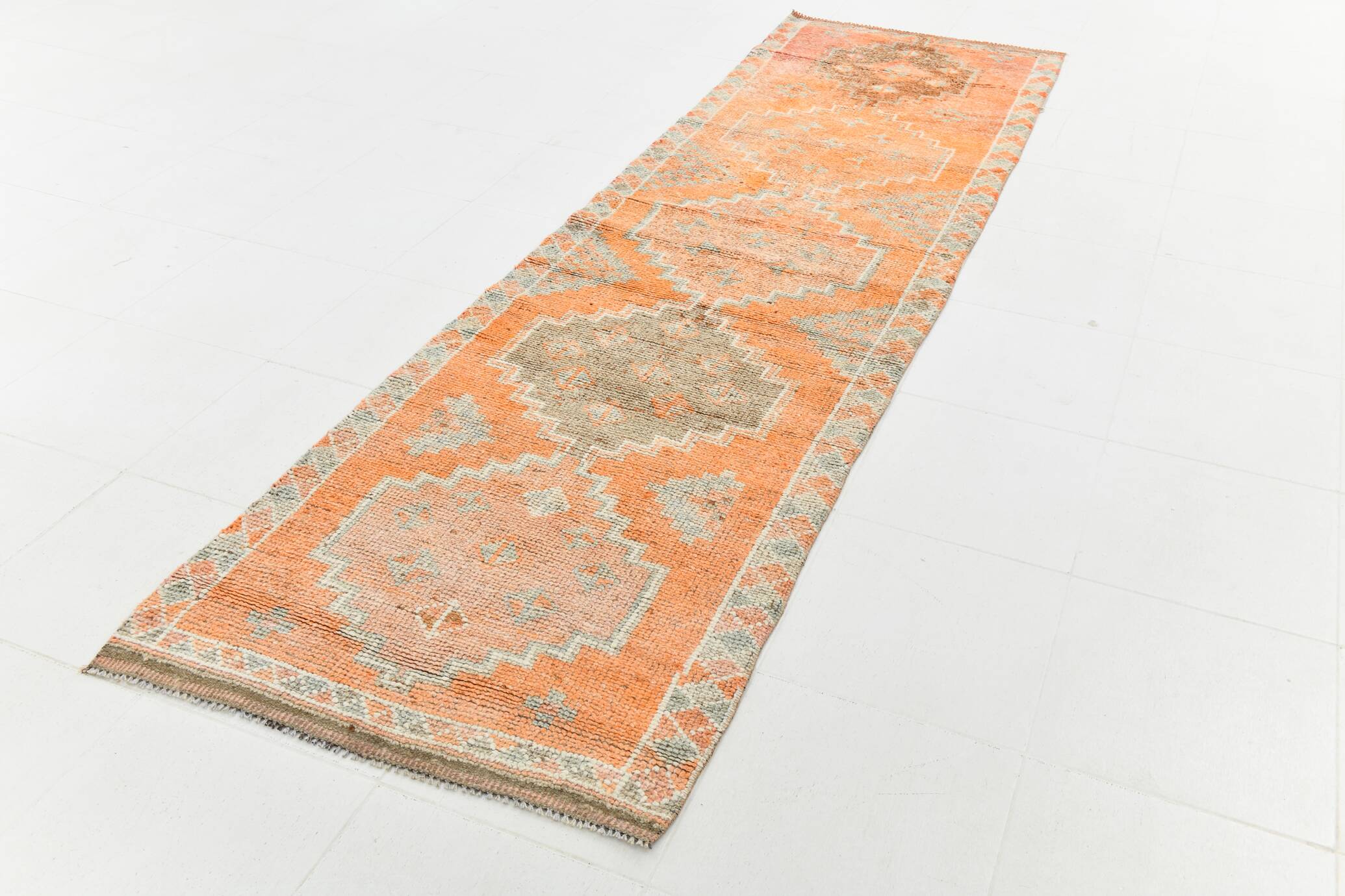 Tapis runner vintage anatolien, tons terre cuite, orange doux et gris clair