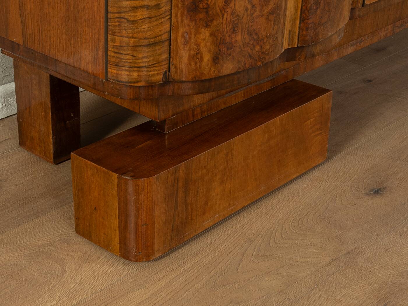 Art Déco Showcase, Cabinet