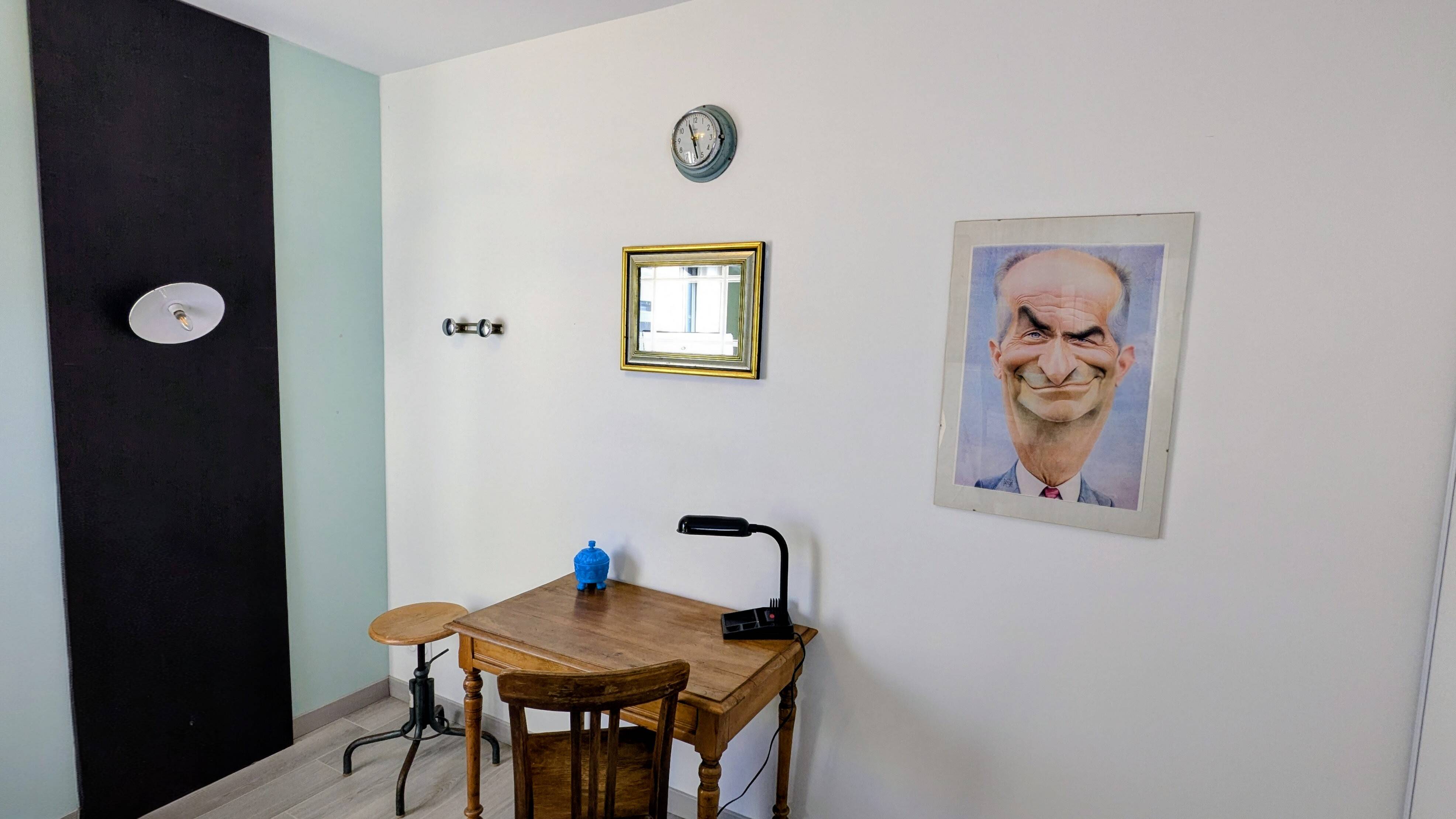 Antique mirror with a gold frame, classic elegance 49 x 38 cm