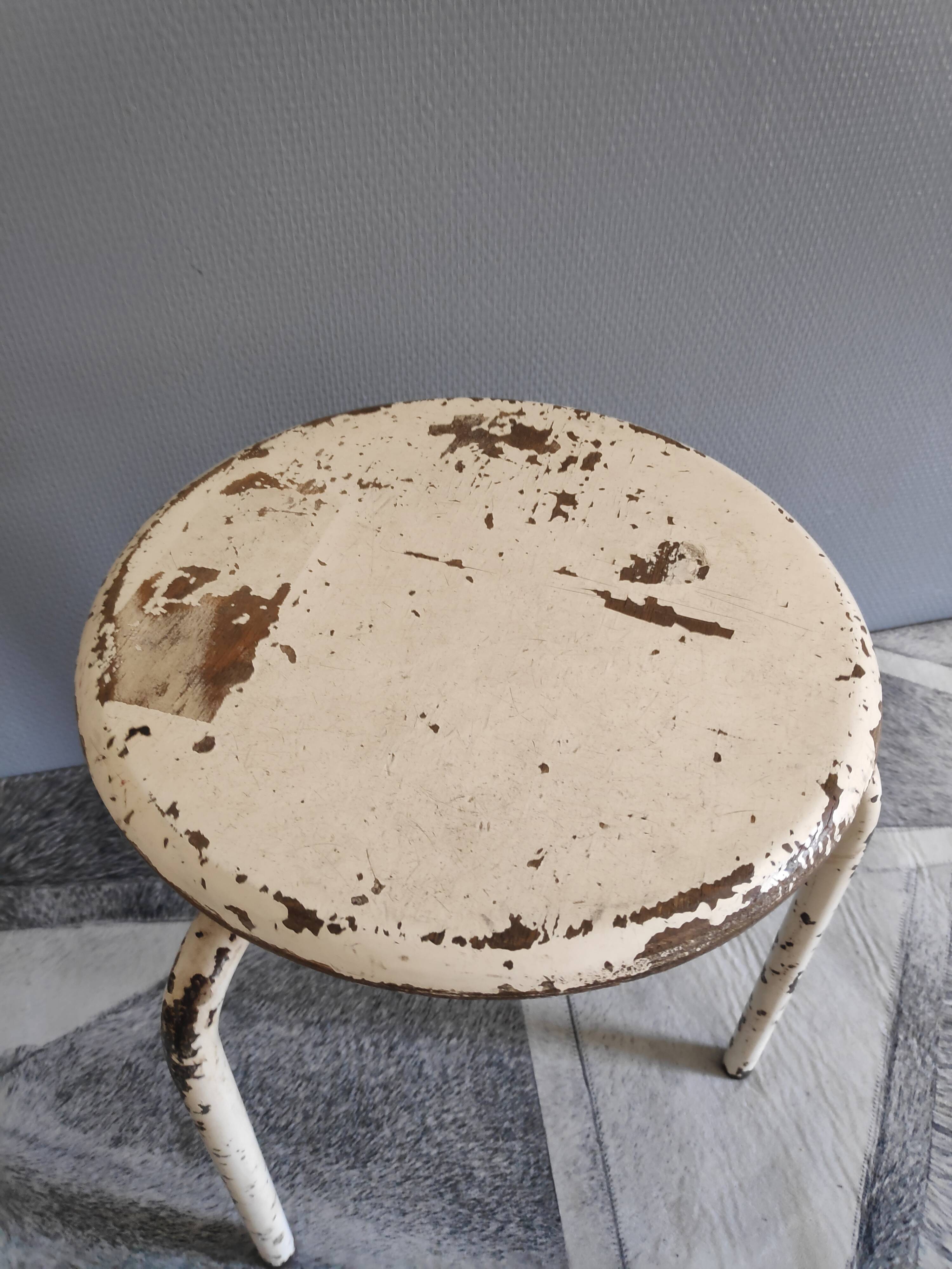 3-foot white metal workshop stool with wood seating threaded axis