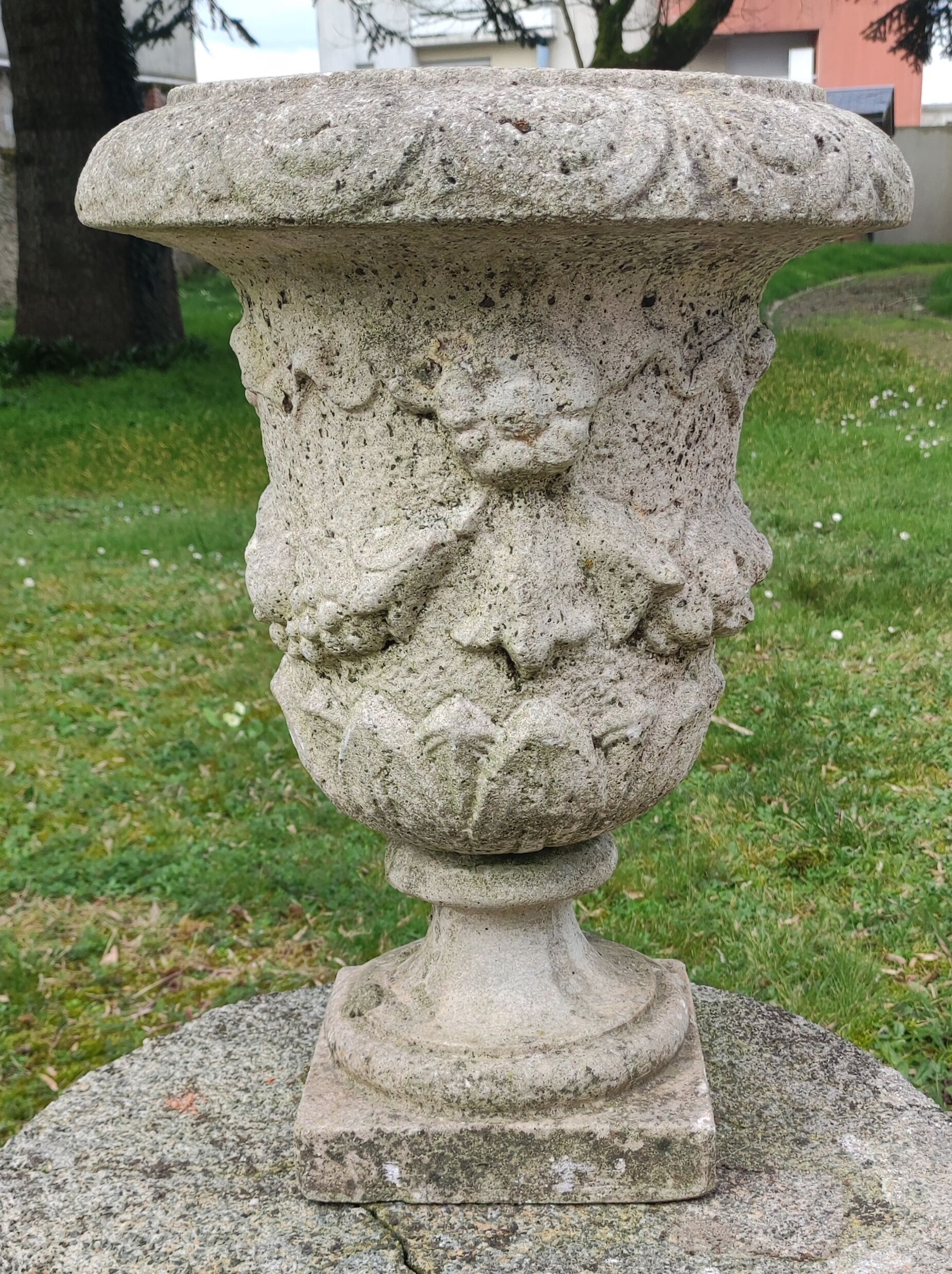 Ancient Medici in reconstituted stone/floral decoration
