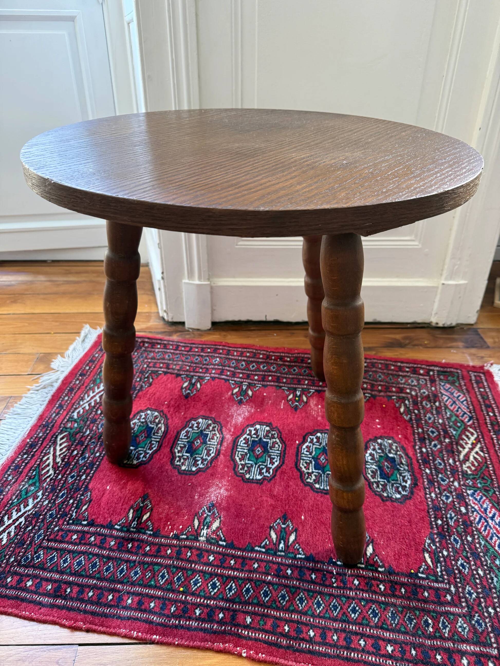 Tripod side table in wood - brutalist style