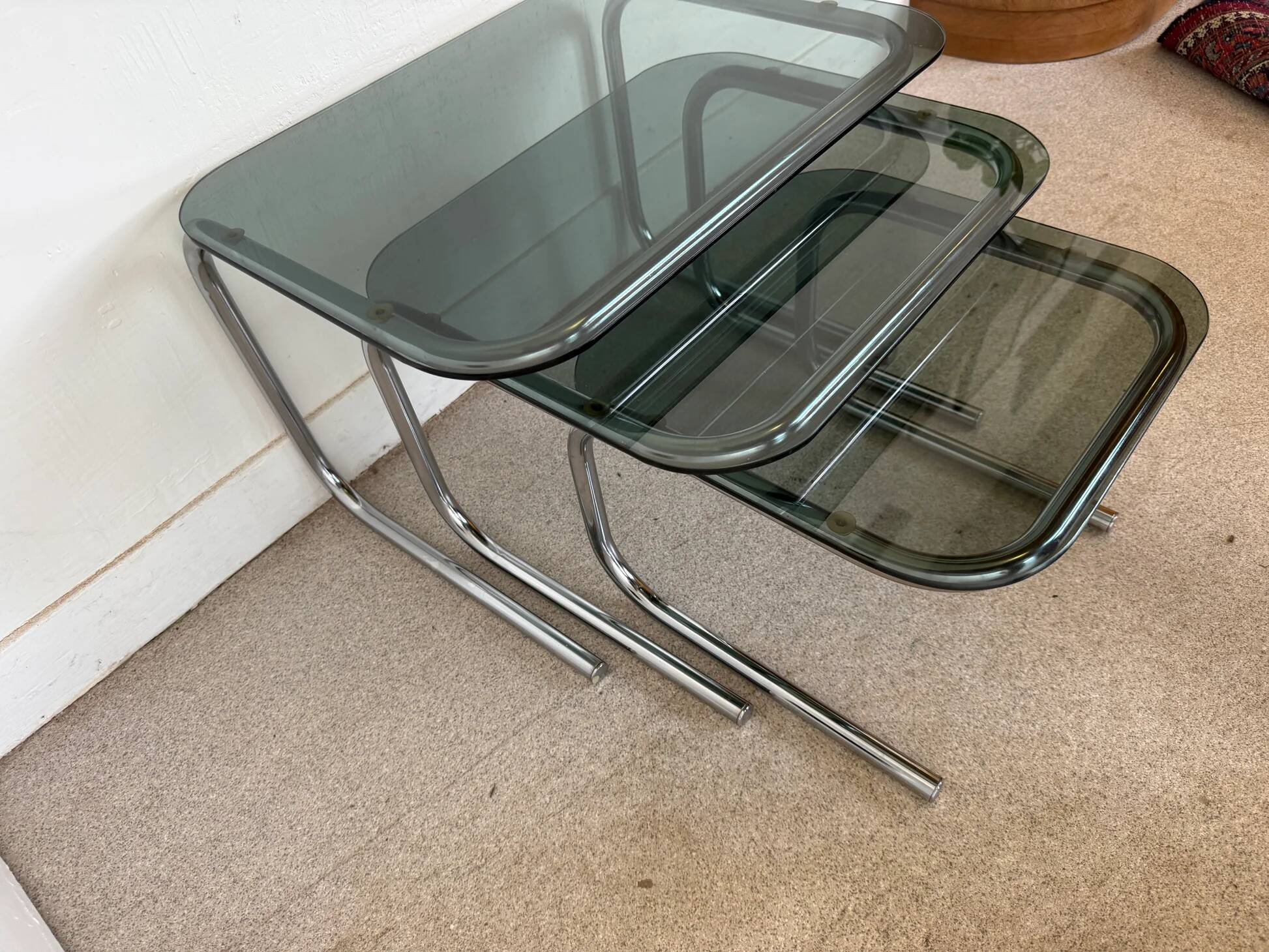 Trio de tables gigognes chrome et verre fumé vintage