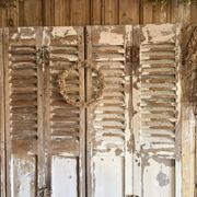Ensemble d’anciens volets en bois