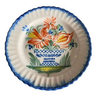 Faience plate of auvillar with polychrome decoration of flowery basket