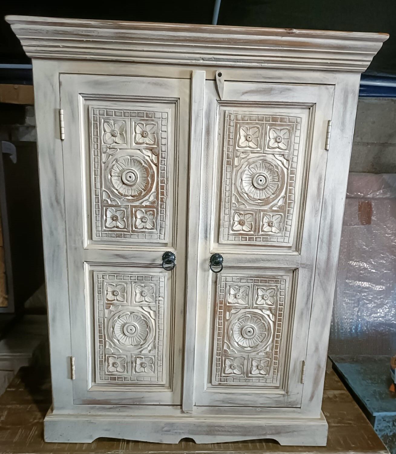 White chest of drawers