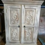 White chest of drawers