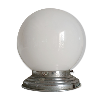 Applique boule opaline base métal années 50