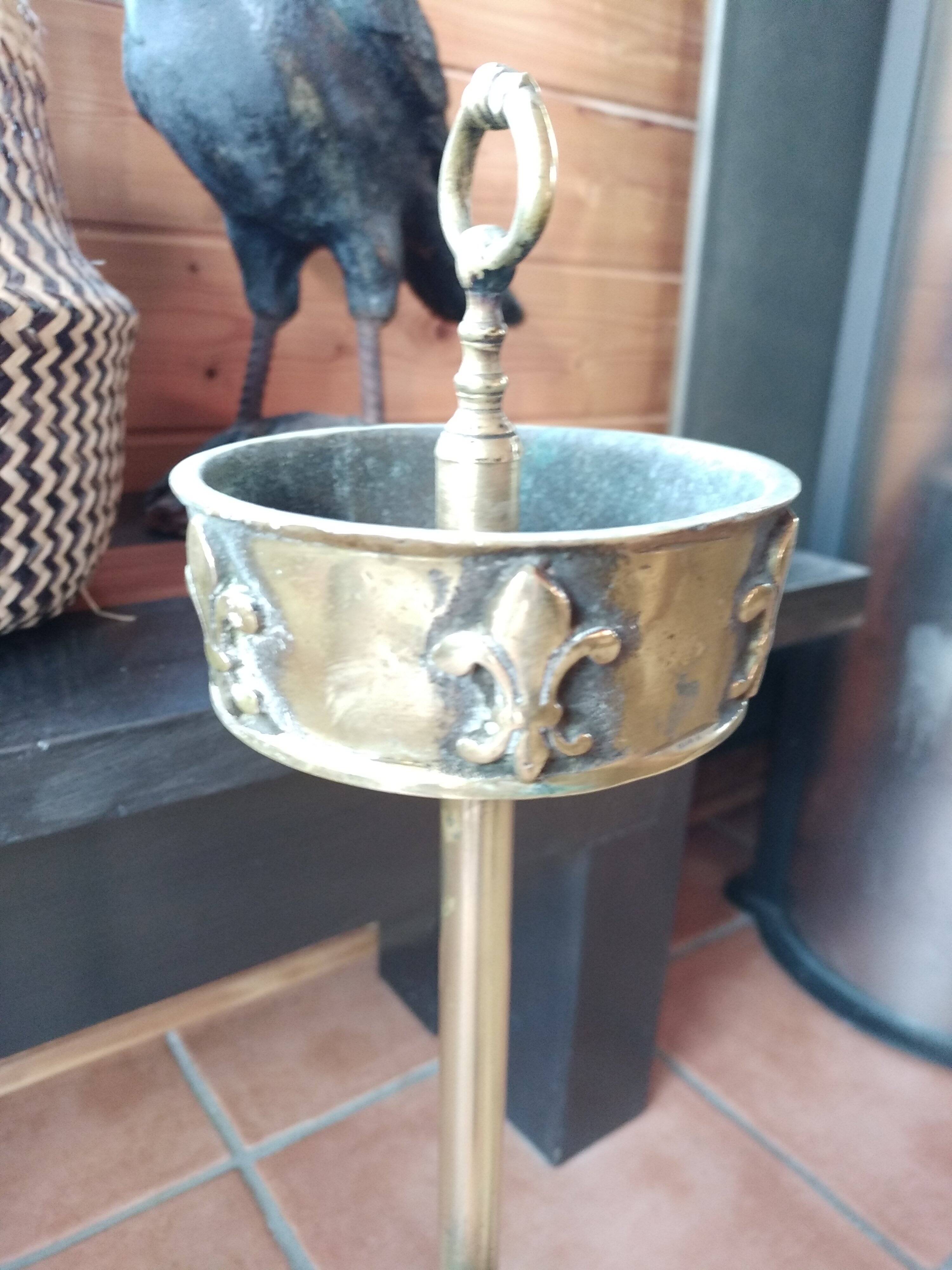 Ashtray on foot. Bronze and brass, with fleur-de-lis decoration.