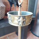 Cendrier sur pied . Bronze et laiton , à décor de fleur de lys .