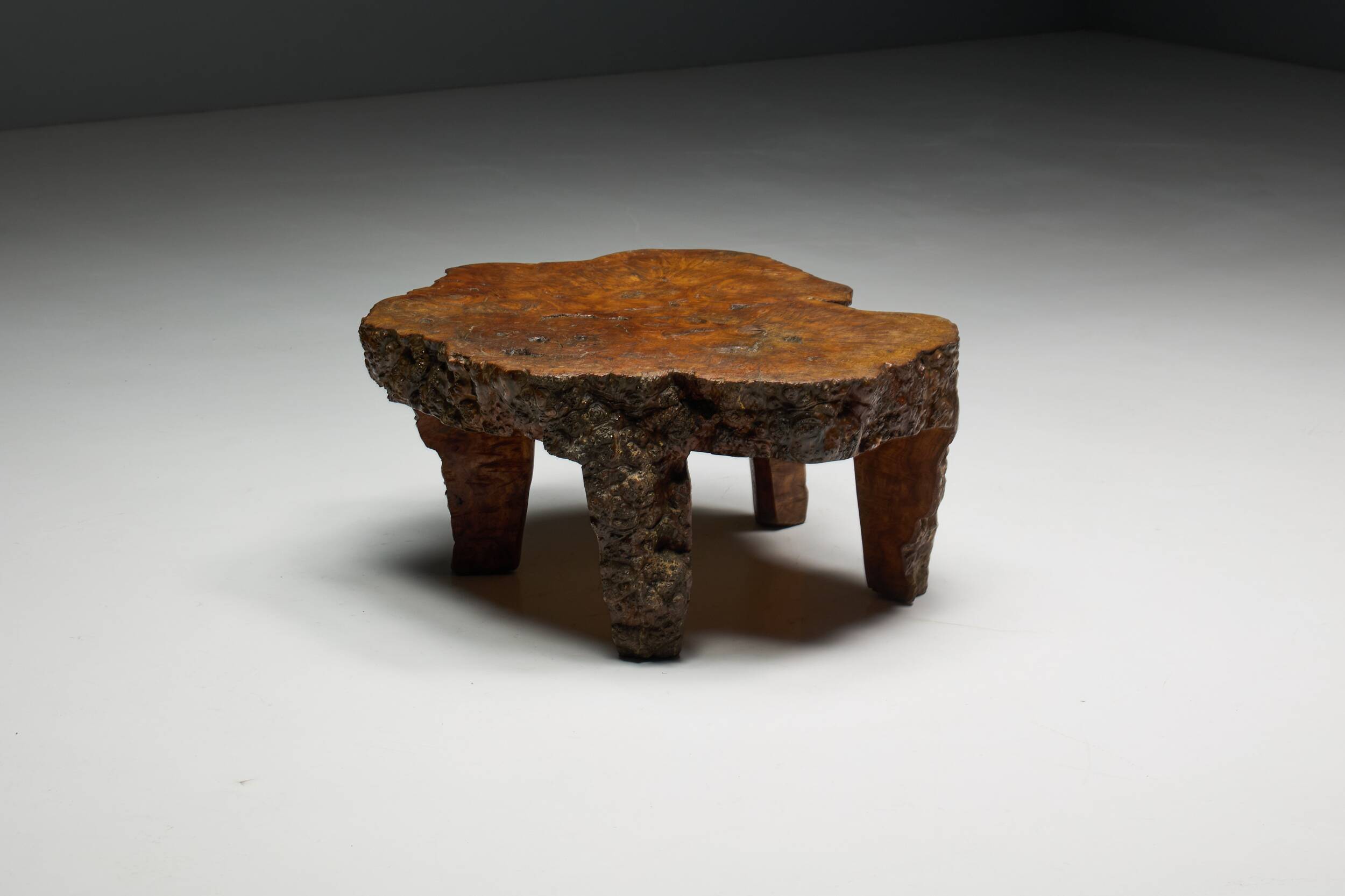 Table basse en bois de burl organique, France, années 1950