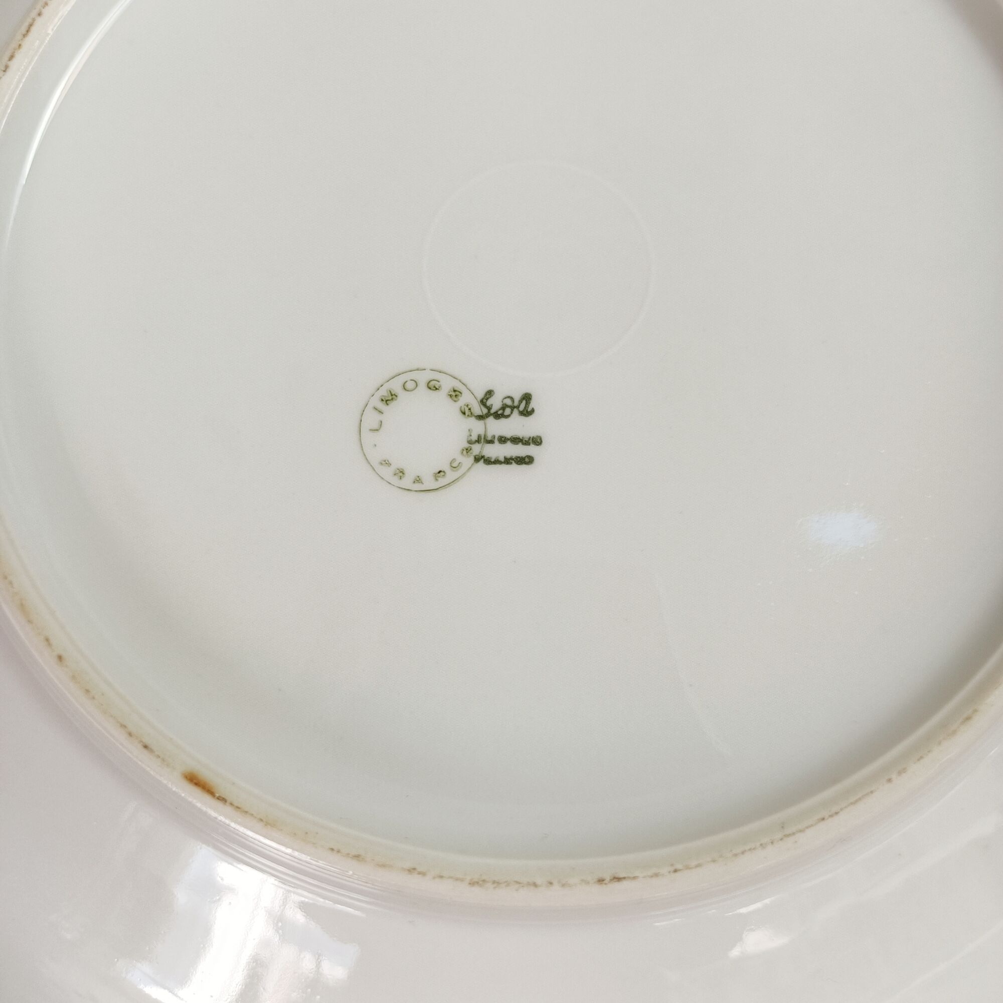 Set of 9 flat plates in Limoges porcelain, white and gold