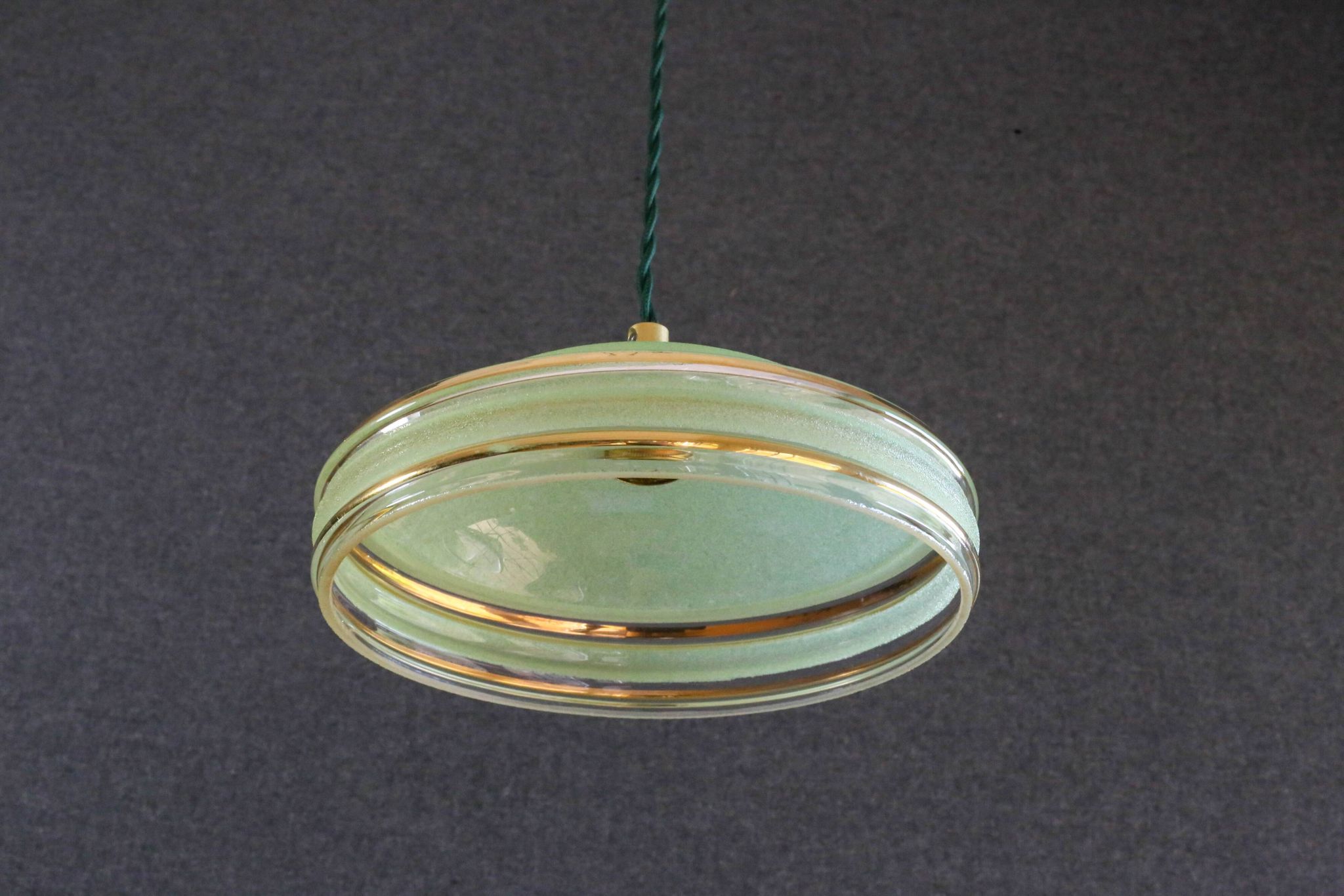 Suspension ancienne années 40 en verre granité vert avec filets dorés, douille et cable neufs