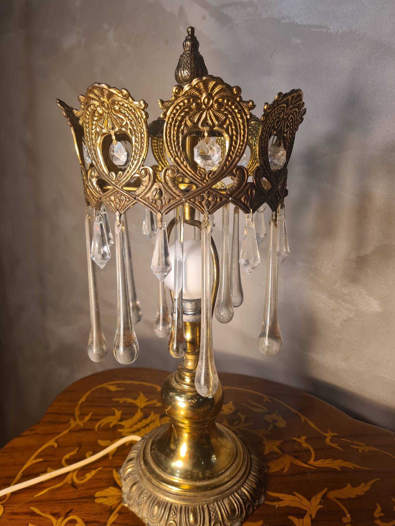 1960s lamp in bronze and brass with glass tear drop pendants, 38x18.