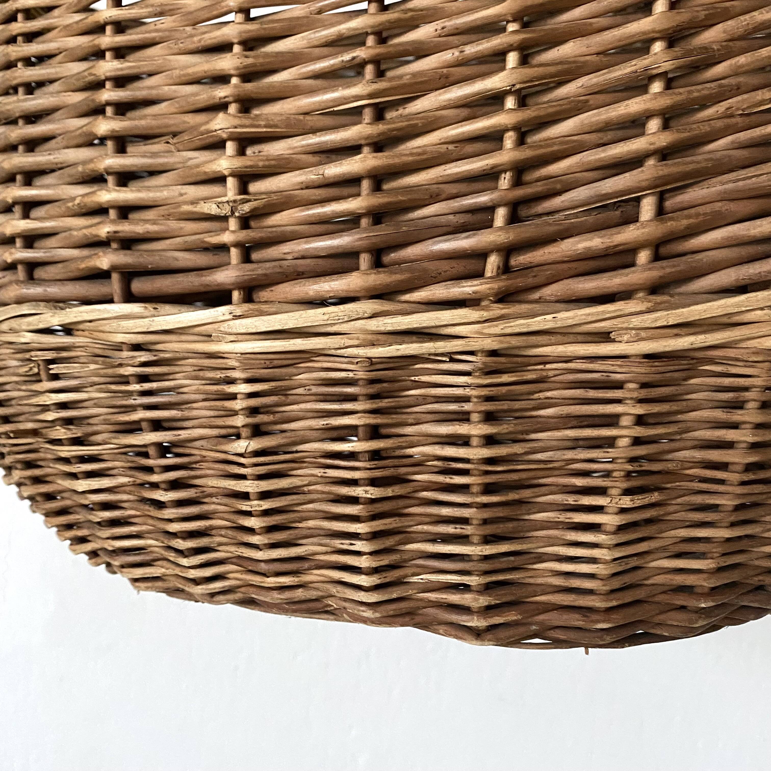 Vintage basket in woven wicker and scoubidou wire