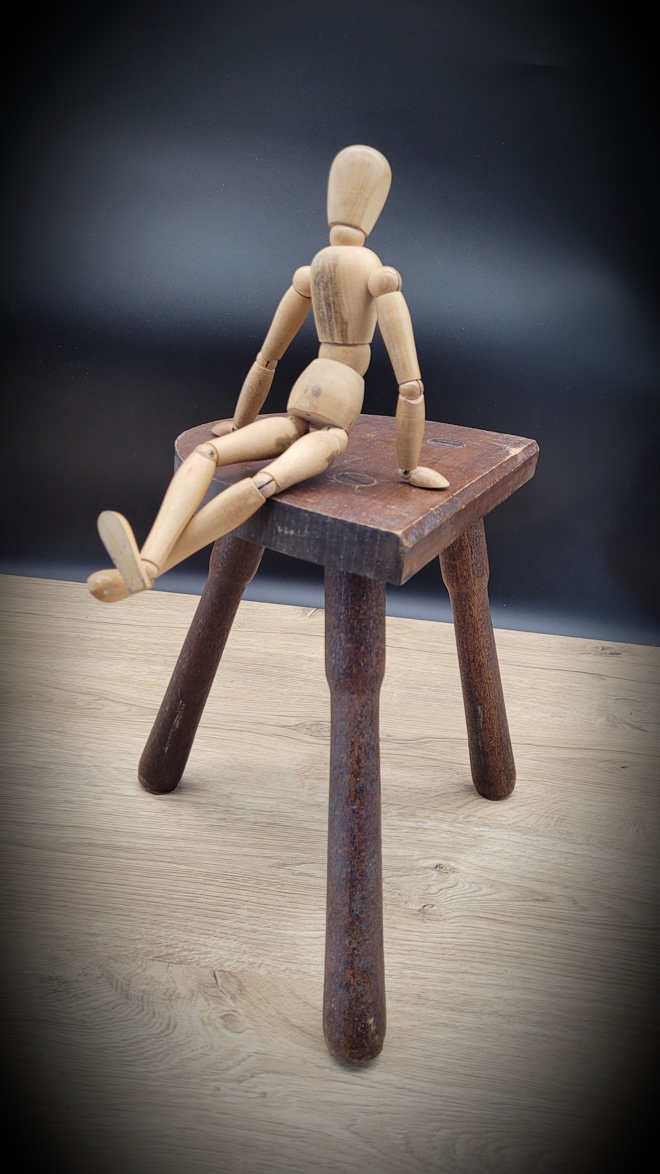 Half-round cowherd tripod stool