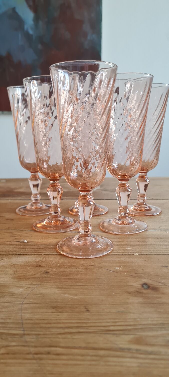 Service of 6 arcopal rosaline flutes