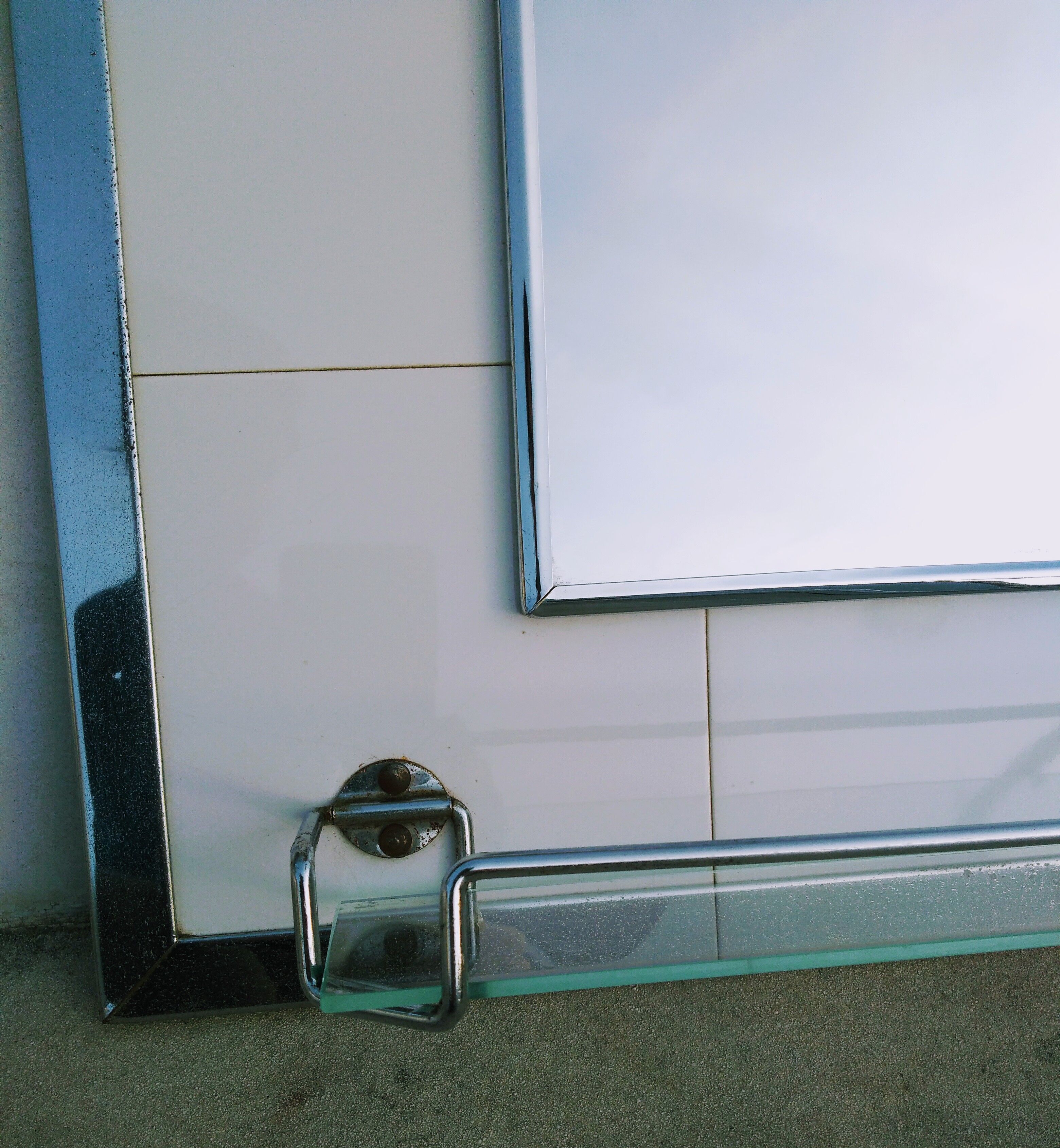 Miroir chrome et carrelage 46x31cm