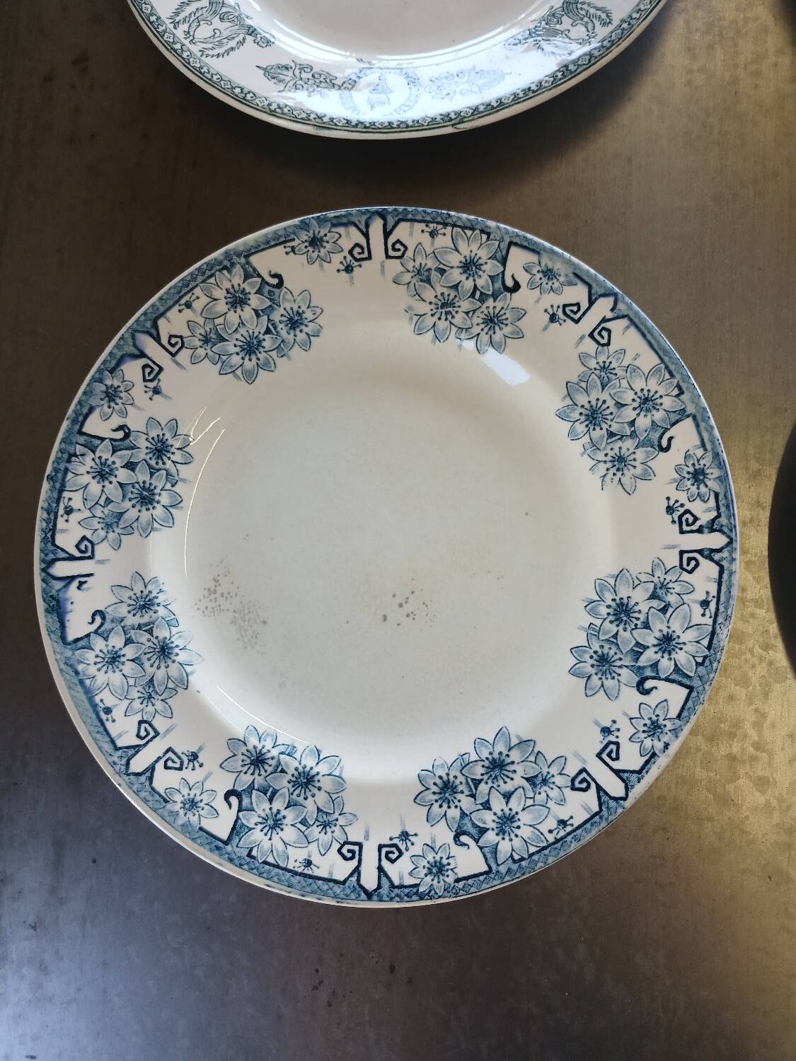 14 mismatched flat plates Terre de fer