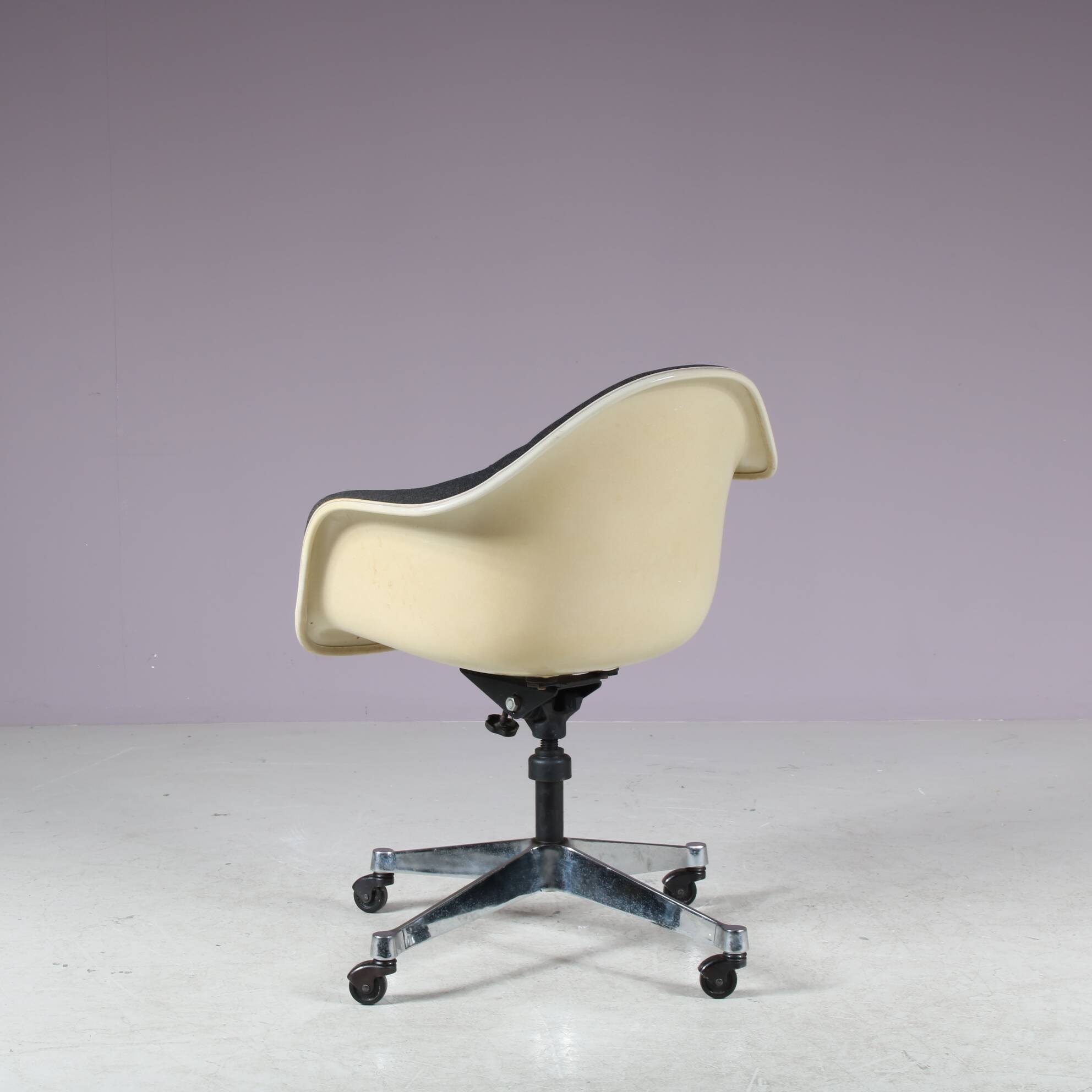 1970s office chair by Charles & Ray Eames for Herman Miller, USA