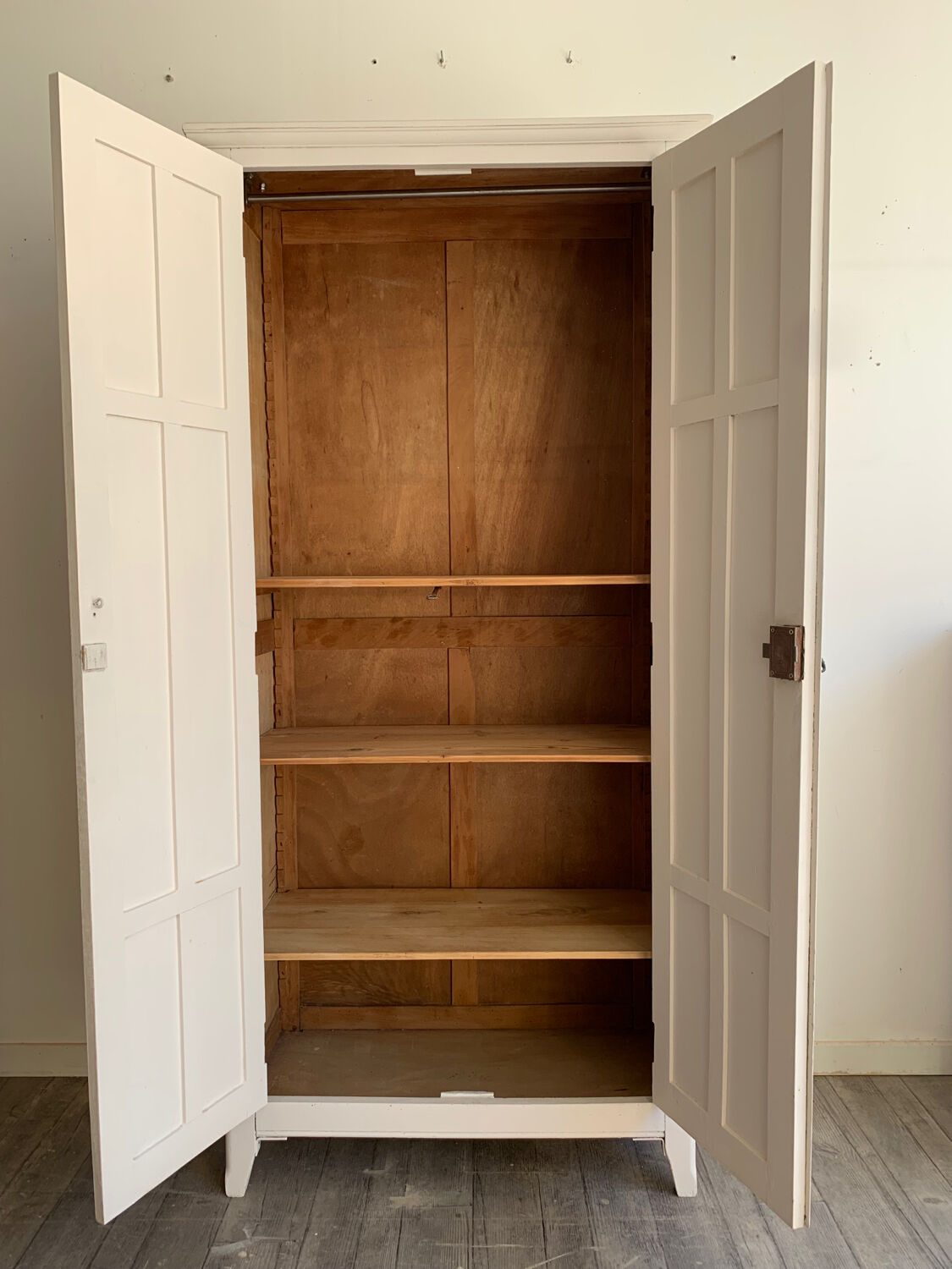 Armoire parisienne