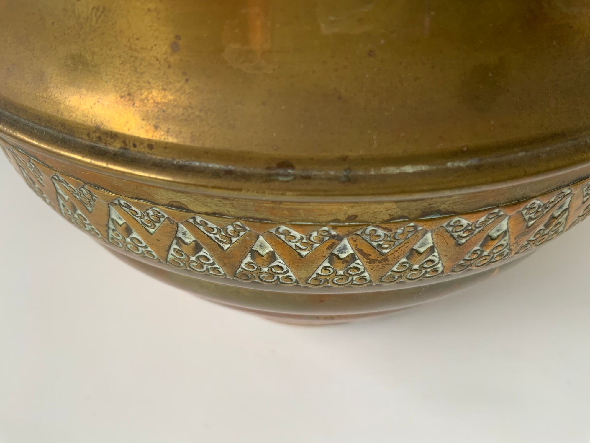 Cache pot en laiton vintage quelsques traces du temps - forme boule - beaucoup de charme
