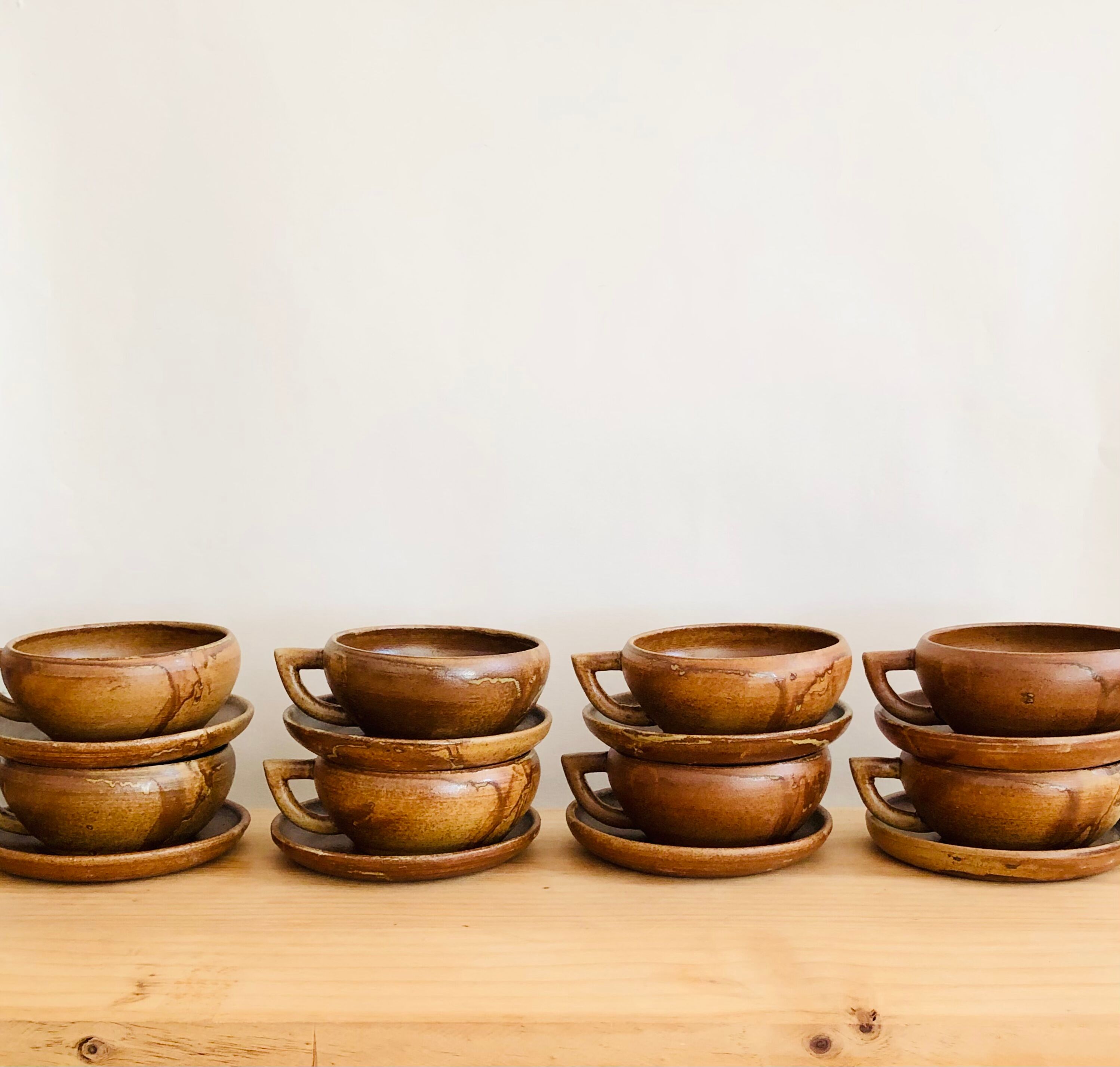 Ensemble de 8 tasses en grès signées Jean Gaubier, Saint-Amand