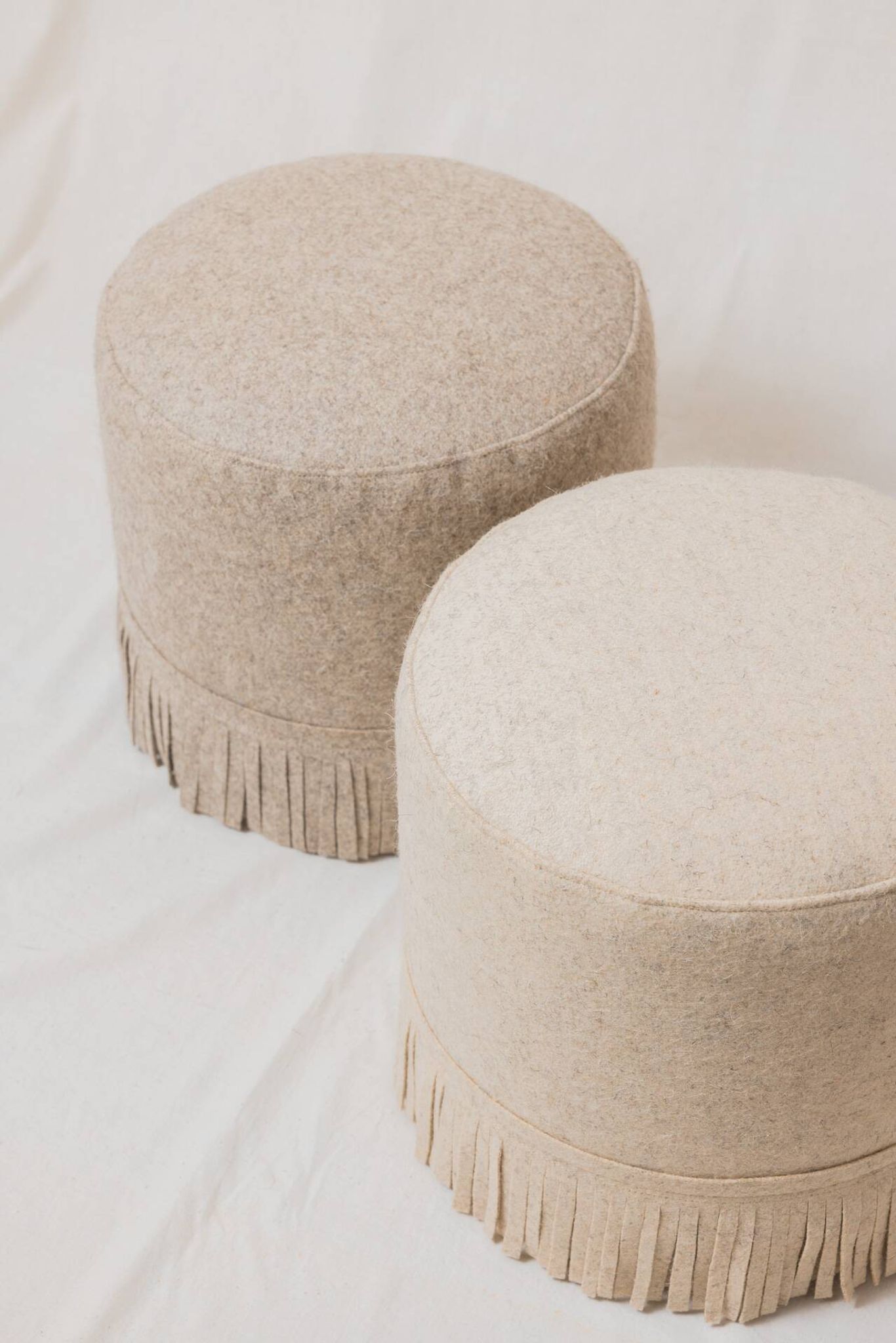 Paire de poufs en laine